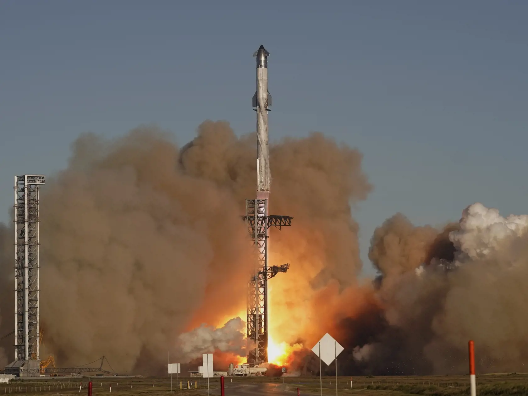 KK26 Boca Chica - V poradí siedmy skúšobný štart kozmickej lode Starship s nosnou raketou Super Heavy, určenou na pilotované lety na Mesiac, sa skončil neúspechom.  Štart sa uskutočnil zo štartovacej rampy vesmírnej základne SpaceX v Boca Chica v juhovýchodnom Texase vo štvrtok 16. januára 2025 o 17.00 h miestneho času. FOTO TASR/AP
SpaceX's mega rocket Starship launches for a test flight from Starbase in Boca Chica, Texas, Thursday, Jan. 16, 2025. (AP Photo/Eric Gay)