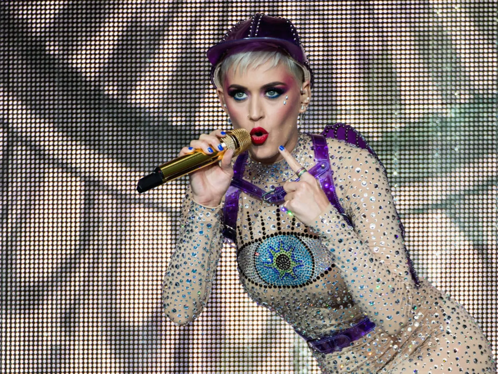 GLASTONBURY, ENGLAND - JUNE 24:  (EDITORIAL USE ONLY) Katy Perry performs on day 3 of the Glastonbury Festival 2017 at Worthy Farm, Pilton on June 24, 2017 in Glastonbury, England.  (Photo by Ian Gavan/Getty Images)