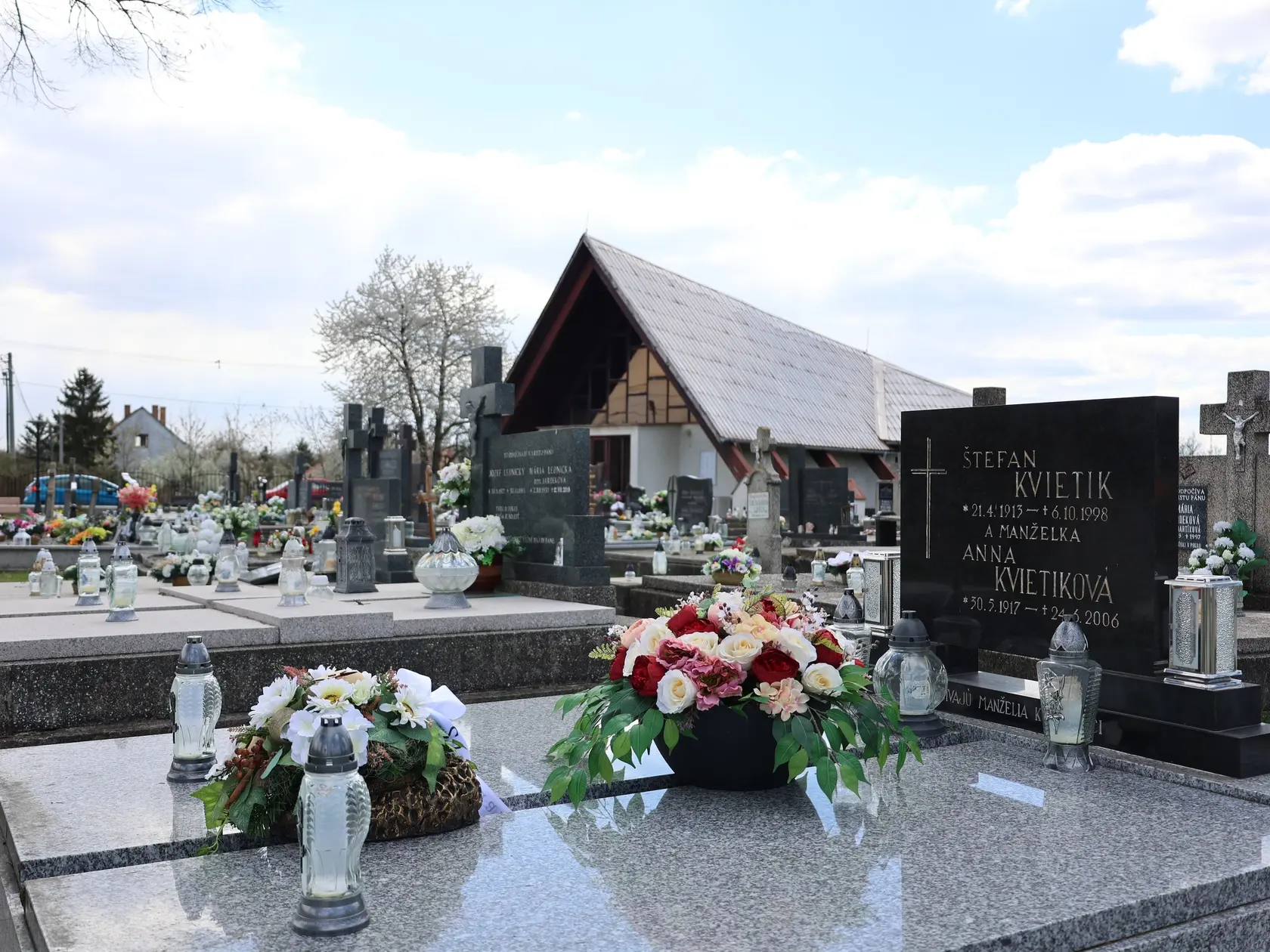 Hrob rodičov Štefana Kvietika na miestnom cintoríne.
