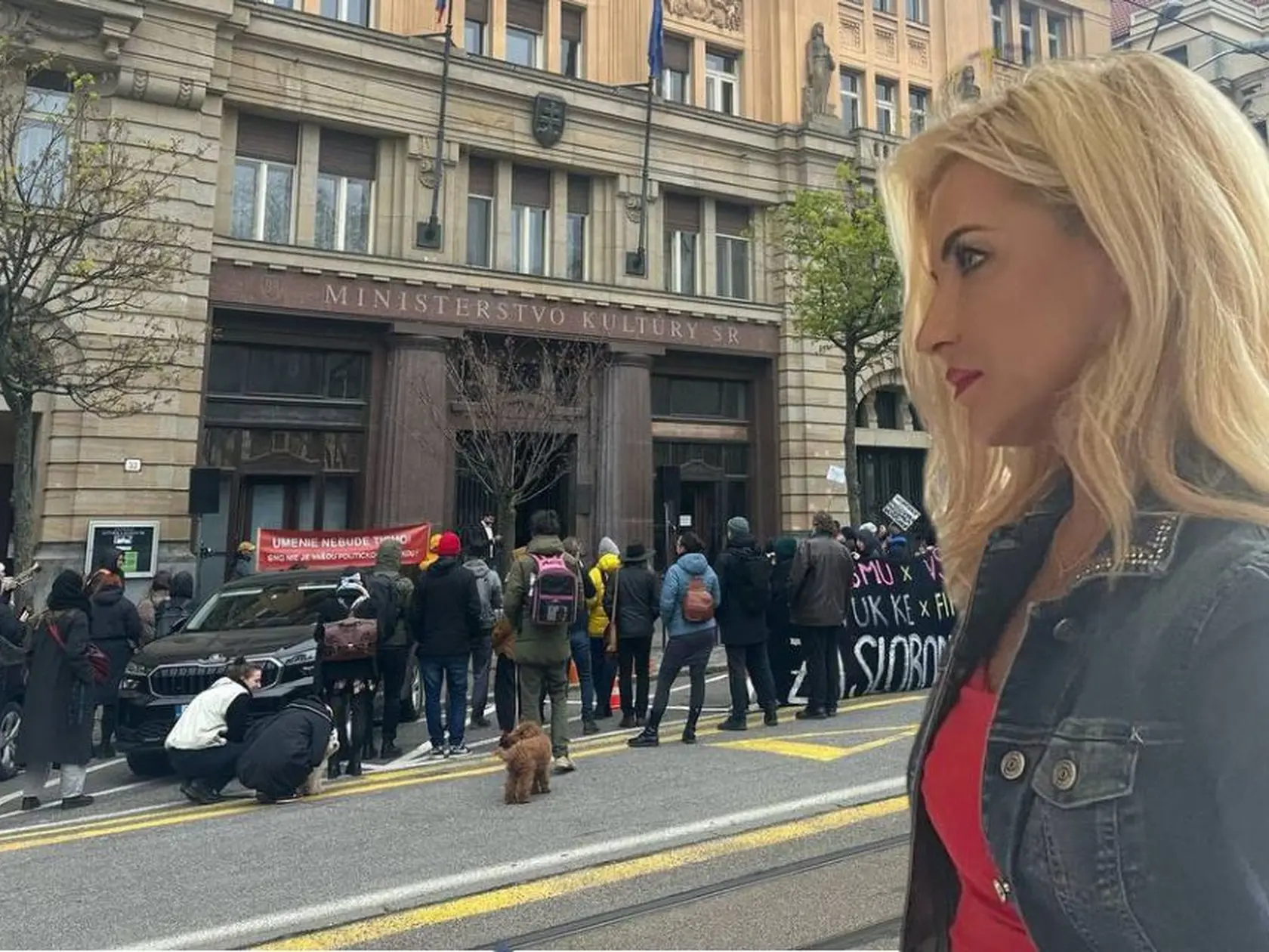 Na fotokoláži demonštrácia pred rezortom kultúry, v poredí ministerka Martina Šimkovičová.