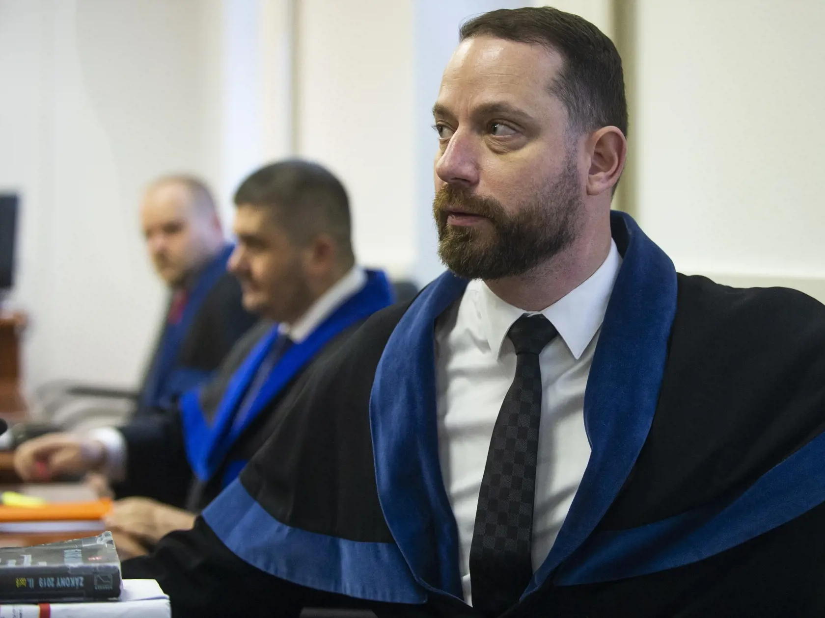 Na snímke advokáti Mariana K. - sprava Marek Para, Michal Mandzák a Martin Pohovej počas pojednávania v kauze falšovania televíznych zmeniek, ktoré sa koná na Špecializovanom trestnom súde v Pezinku 27. februára 2020. FOTO TASR – Jakub Kotian 