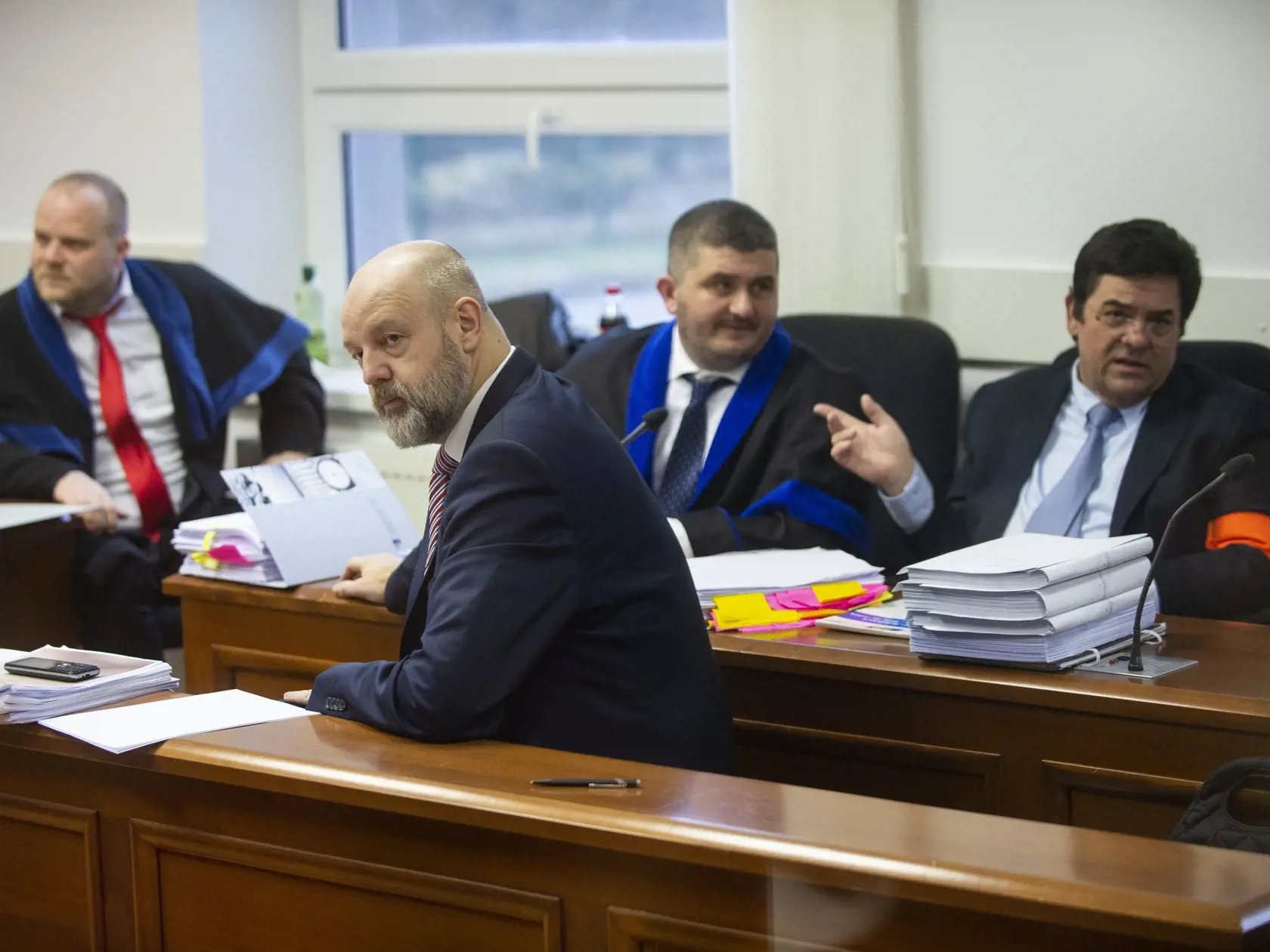 Na snímke v popredí podnikateľ a bývalý riaditeľ TV Markíza Pavol R., zadný rad sprava obžalovaný Marian K. a advokáti Michal Mandzák a Martin Pohovej počas pojednávania v kauze falšovania televíznych zmeniek na Špecializovanom trestnom súde v Pezinku 27. februára 2020. FOTO TASR – Jakub Kotian