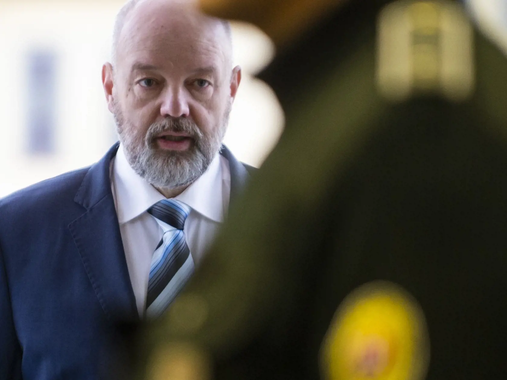 Na snímke podnikateľ a bývalý riaditeľ TV Markíza Pavol R. prichádza na pojednávanie v kauze  falšovania televíznych zmeniek na Špecializovanom trestnom súde v Pezinku 8. januára 2020. FOTO TASR – Jakub Kotian