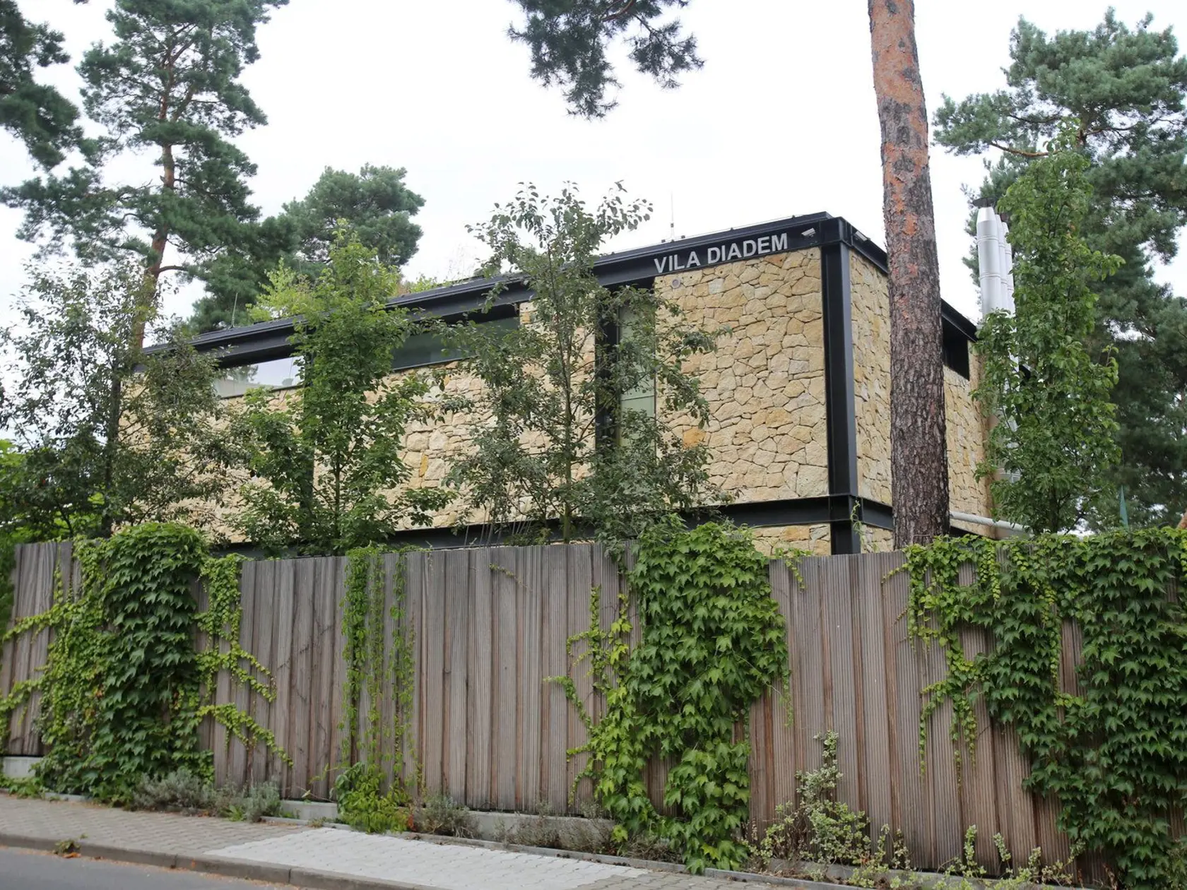 Vila z ulice vypadá poměrně nenápadně.