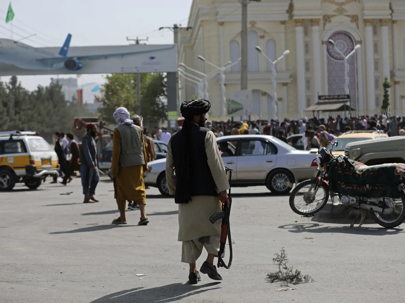 KK41 Kábul - Bojovníci islamistického hnutia Taliban hliadkujú pred Medzinárodným letiskom Hámida Karzaja 16. augusta 2021 v Kábule.  Militantné hnutie Taliban po rýchlej ofenzíve z posledných dní v nedeľu bez boja obsadilo kľúčové mesto Džalalabad a vstúpilo do metropoly Kábul, kde jeho bojovníci obsadili aj prezidentský palác. Afganský prezident Ašraf Ghaní z krajiny utiekol. Letecké spoločnosti United Airlines, British Airways a Virgin Atlantic v tejto súvislosti presmerovali svoje lety tak, 