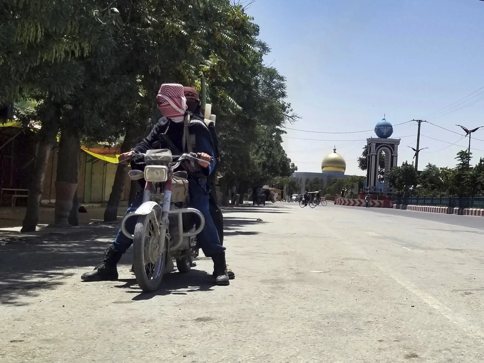 JB 20 Ghazní - Bojovníci Talibanu hliadkujú v meste Ghazní, juhozápadne od Kábulu 12. augusta 2021. Islamistické hnutie Taliban obsadilo vo štvrtok strategické mesto Ghazní, správne centrum rovnomennej provincie na juhovýchode Afganistanu. Ghazní sa nachádza len zhruba 150 kilometrov južne od afganskej metropoly Kábul. Informovala o tom vo štvrtok agentúra AFP s odvolaním sa na miestnych predstaviteľov a zdroje vzbúrencov. Ghazní leží na hlavnej trase spájajúcej Kábul s juhoafganským mestom Kand