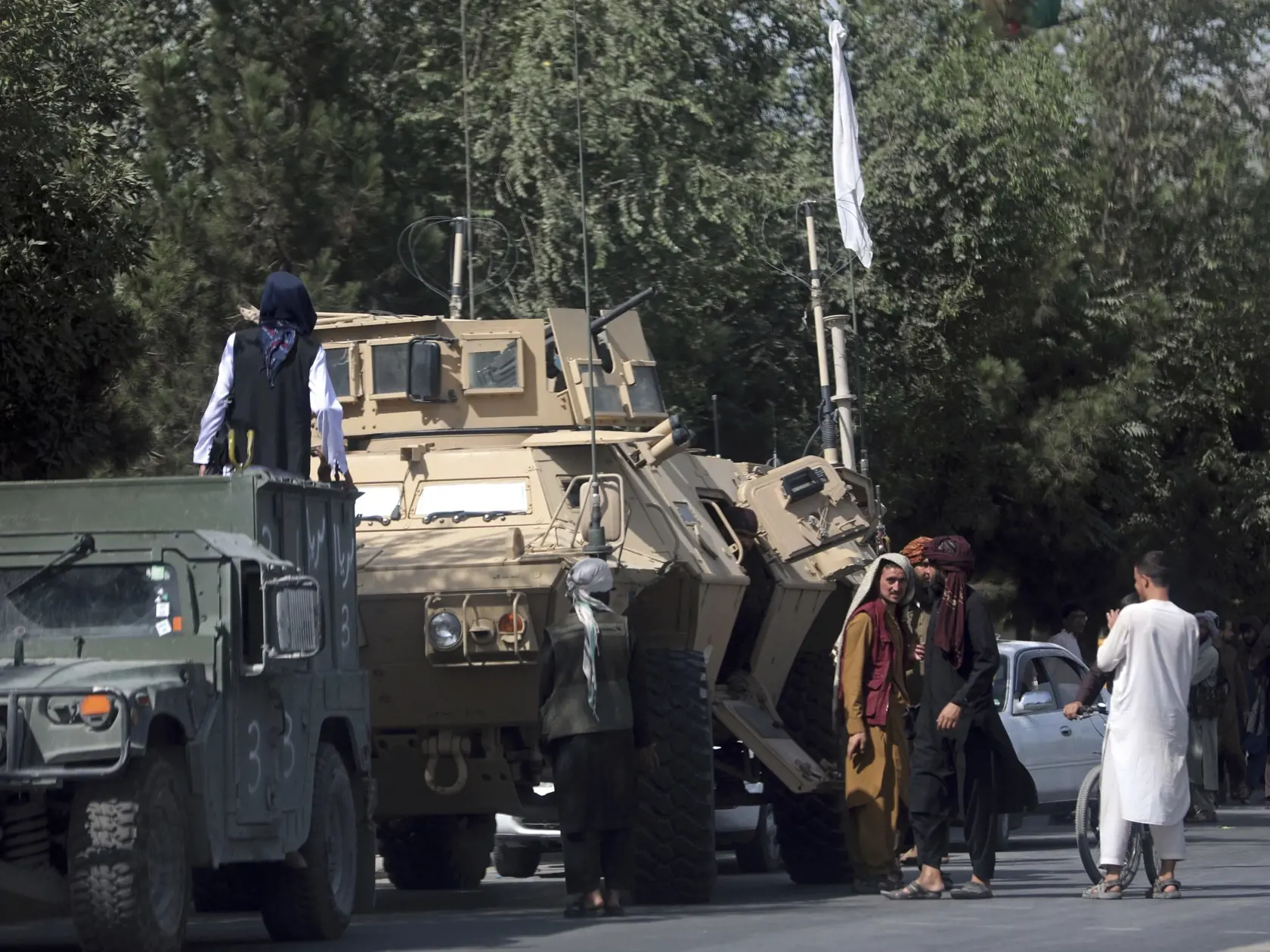 KK42 Kábul - Bojovníci islamistického hnutia Taliban hliadkujú na ceste pred Medzinárodným letiskom Hámida Karzaja 16. augusta 2021 v Kábule.  Militantné hnutie Taliban po rýchlej ofenzíve z posledných dní v nedeľu bez boja obsadilo kľúčové mesto Džalalabad a vstúpilo do metropoly Kábul, kde jeho bojovníci obsadili aj prezidentský palác. Afganský prezident Ašraf Ghaní z krajiny utiekol. Letecké spoločnosti United Airlines, British Airways a Virgin Atlantic v tejto súvislosti presmerovali svoje l