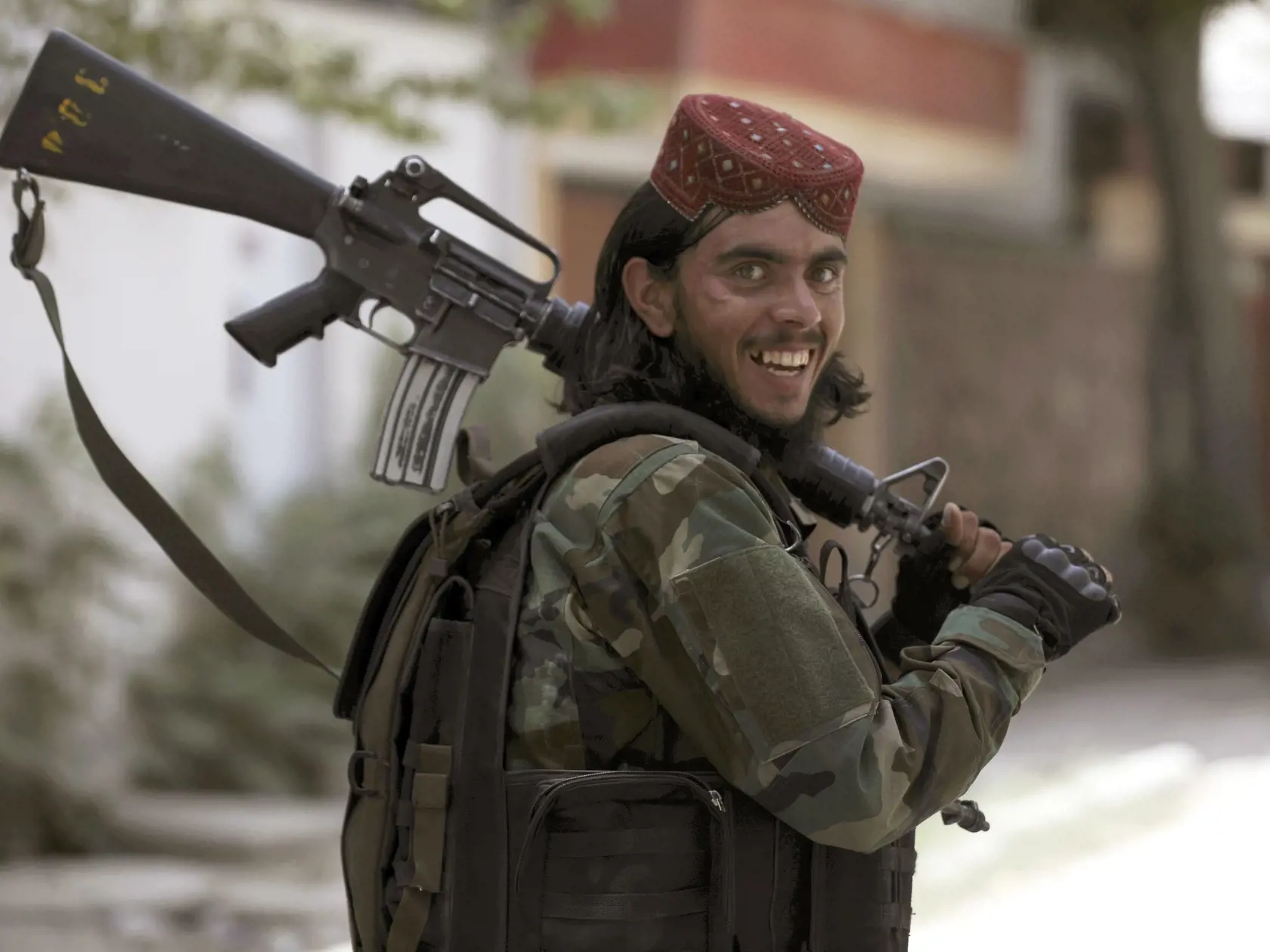 JB 31 Kábul - Bojovník Talibanu hliadkuje na ulici v štvrti Wazir Akbar Khan v Kábule 18. augusta 2021. V Afganistane nebude demokratická vláda. Krajinu bude spravovať vládna rada a súčasný vodca Talibanu Hajbatulláh Áchúndzáda bude stáť na čele vedenia krajiny. V stredu to pre agentúru Reuters uviedol vysokopostavený člen hnutia Taliban Vahídulláh Hášimí. Bojovníci Talibanu v nedeľu prekvapujúco ľahko obsadili afganské hlavné mesto Kábul a zosadili vládu, dve desaťročia vojensky podporovanú Spo