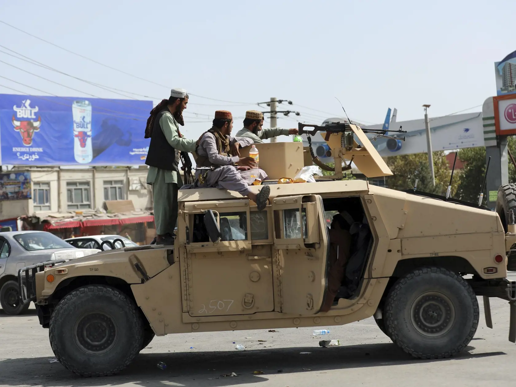 KK40 Kábul - Bojovníci islamistického hnutia Taliban hliadkujú pred Medzinárodným letiskom Hámida Karzaja 16. augusta 2021 v Kábule.  Militantné hnutie Taliban po rýchlej ofenzíve z posledných dní v nedeľu bez boja obsadilo kľúčové mesto Džalalabad a vstúpilo do metropoly Kábul, kde jeho bojovníci obsadili aj prezidentský palác. Afganský prezident Ašraf Ghaní z krajiny utiekol. Letecké spoločnosti United Airlines, British Airways a Virgin Atlantic v tejto súvislosti presmerovali svoje lety tak, 