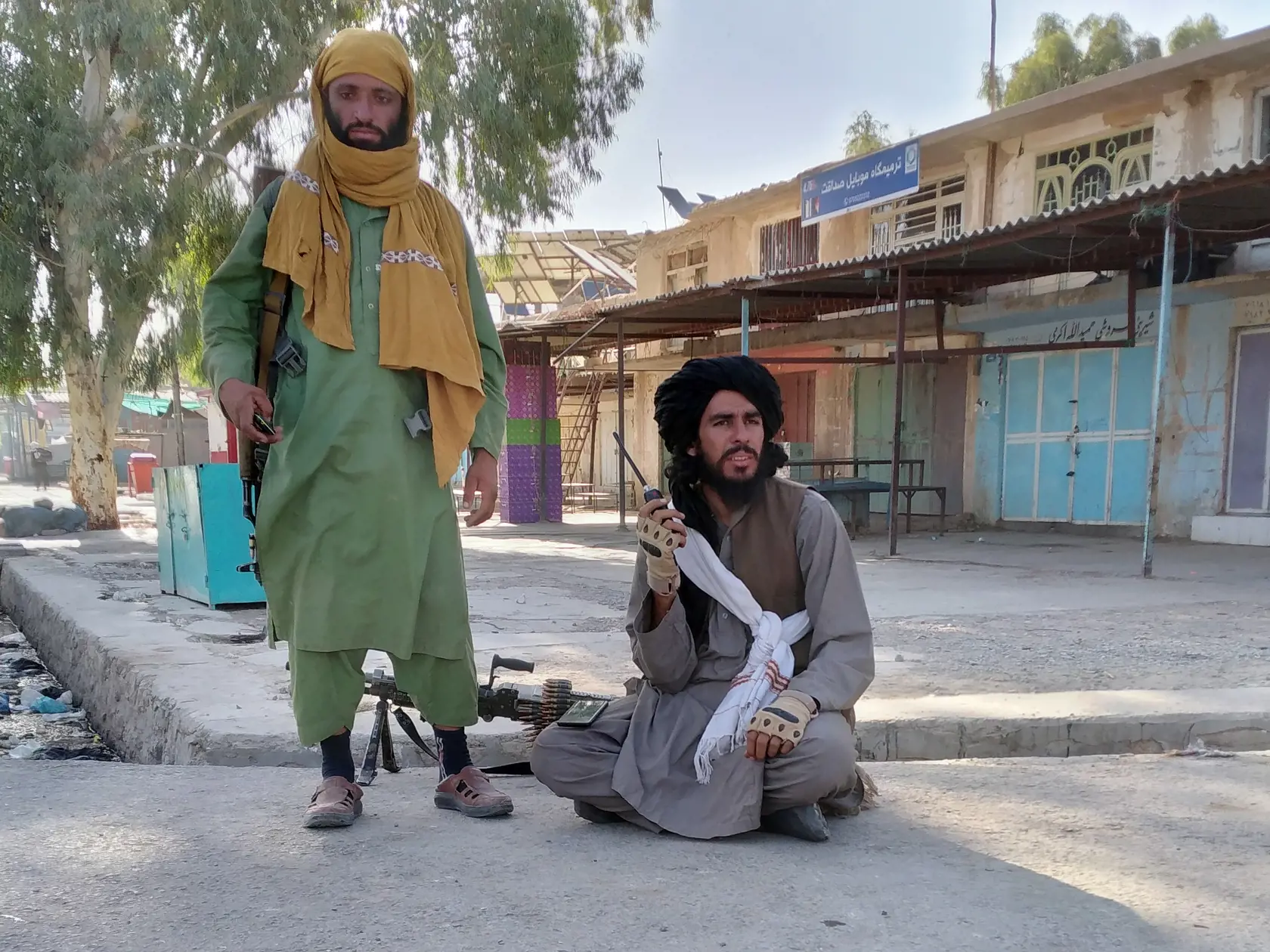 JB 18 Kábul - Bojovníci Talibanu kontrolujú na kontrolnom stanovisku v meste Faráh provincie  Faráh, juhozápadne od Kábulu 11. augusta 2021. Islamistické hnutie Taliban obsadilo v stredu mesto Faizábád, metropolu provincie Badachšán, na severe Afganistanu. Ide už deviatu provinčnú metropolu, ktorú Taliban obsadil v priebehu necelého týždňa. S odvolaním sa na vyjadrenie člena tamojšej provinčnej rady o tom informovala agentúra AFP. Taliban obsadil ešte v priebehu utorka mesto Faráh, správne centr