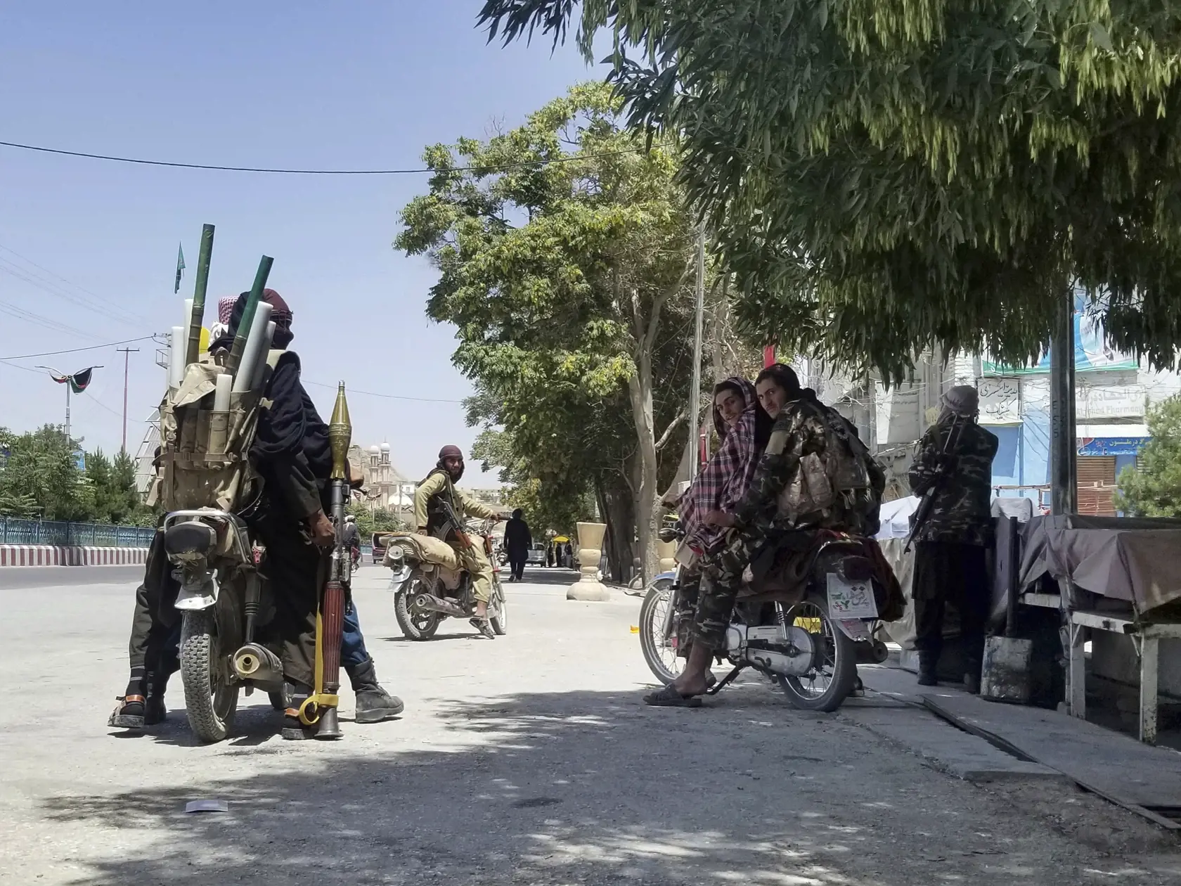 JB 19 Ghazní - Bojovníci Talibanu hliadkujú v meste Ghazní, juhozápadne od Kábulu 12. augusta 2021. Islamistické hnutie Taliban obsadilo vo štvrtok strategické mesto Ghazní, správne centrum rovnomennej provincie na juhovýchode Afganistanu. Ghazní sa nachádza len zhruba 150 kilometrov južne od afganskej metropoly Kábul. Informovala o tom vo štvrtok agentúra AFP s odvolaním sa na miestnych predstaviteľov a zdroje vzbúrencov. Ghazní leží na hlavnej trase spájajúcej Kábul s juhoafganským mestom Kand