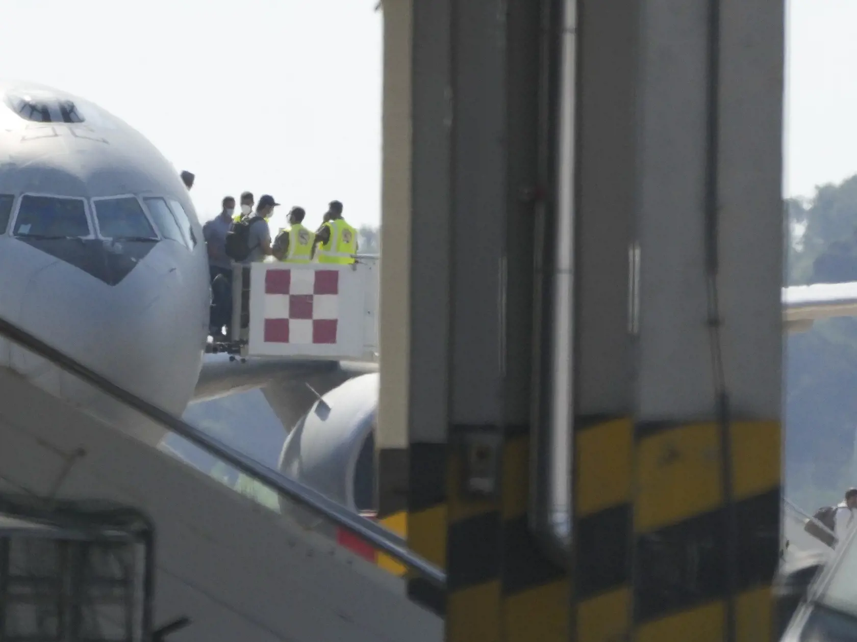JB 40 Rím - Ľudia vystupujú z lietadla talianskych vzdušných síl po prílete z Kábulu počas evakuačného plánu na medzinárodnom letisku Fiumicino v Ríme 18. augusta 2021. Počas tlačenice na letisku v afganskej metropole Kábul utrpelo v stredu zranenia najmenej 17 ľudí. Informovala o tom agentúra Reuters s odvolaním sa na bezpečnostného predstaviteľa NATO. Svojich občanov, ako aj pracovníkov veľvyslanectiev sa aktuálne z Kábulu snažia evakuovať mnohé západné krajiny. Jeden zo zamestnancov letiska u