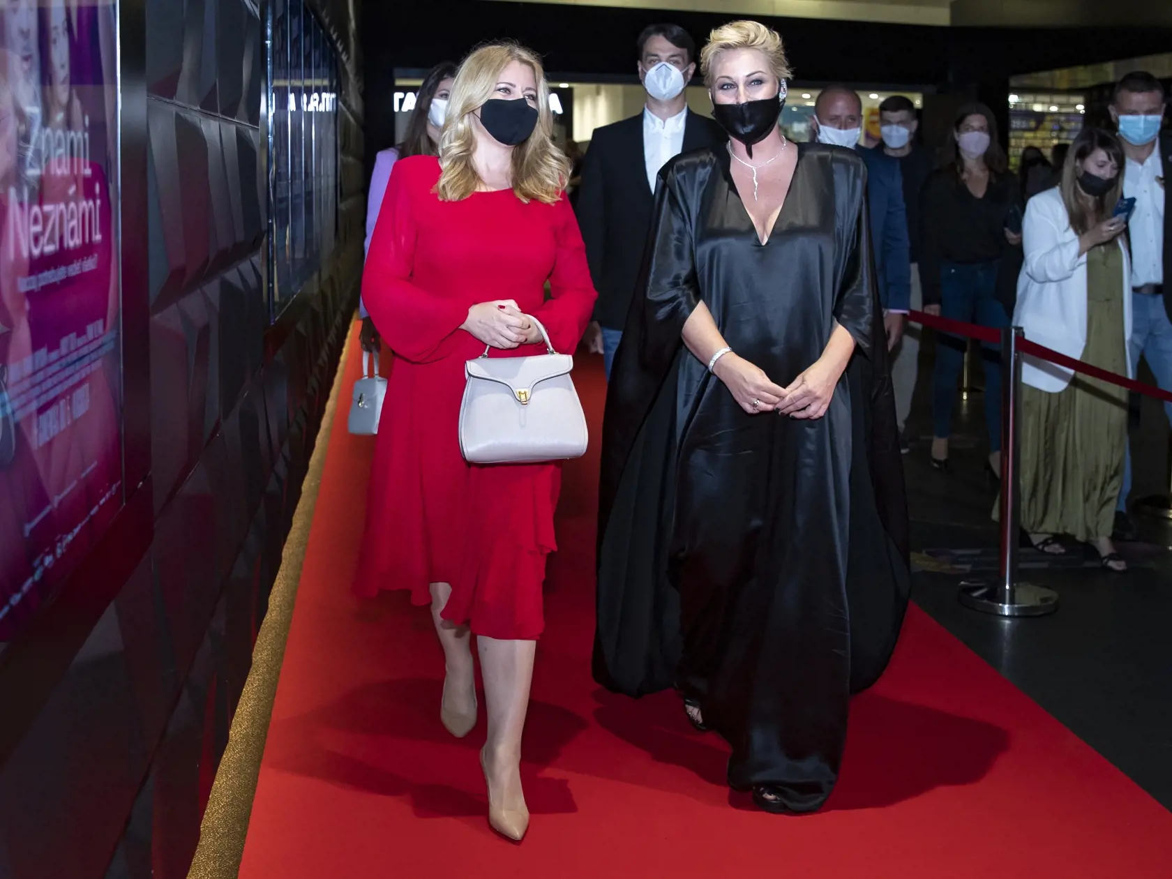 Premiéra filmu Známi Neznámi v bratislavskom Bory Mall. Na snímke je Wanda Adamík Hrycová a prezidentka Zuzana Čaputová.