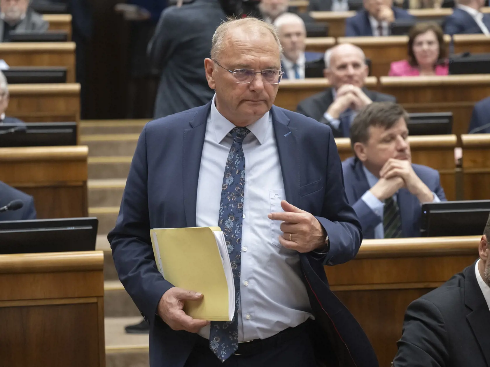 Na snímke poslanec parlamentu SR Ľubomír Vážny (Smer-SD) počas rokovania 12. schôdze NR SR 24. apríla 2024 v Bratislave. FOTO TASR - Martin Baumann