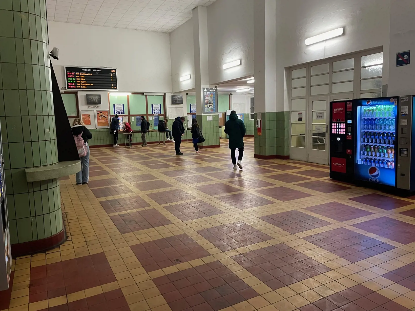 vestibul železničnej stanice v Trenčíne bol v čase našej návštevy relatívne čistý a bez bezdomovcov