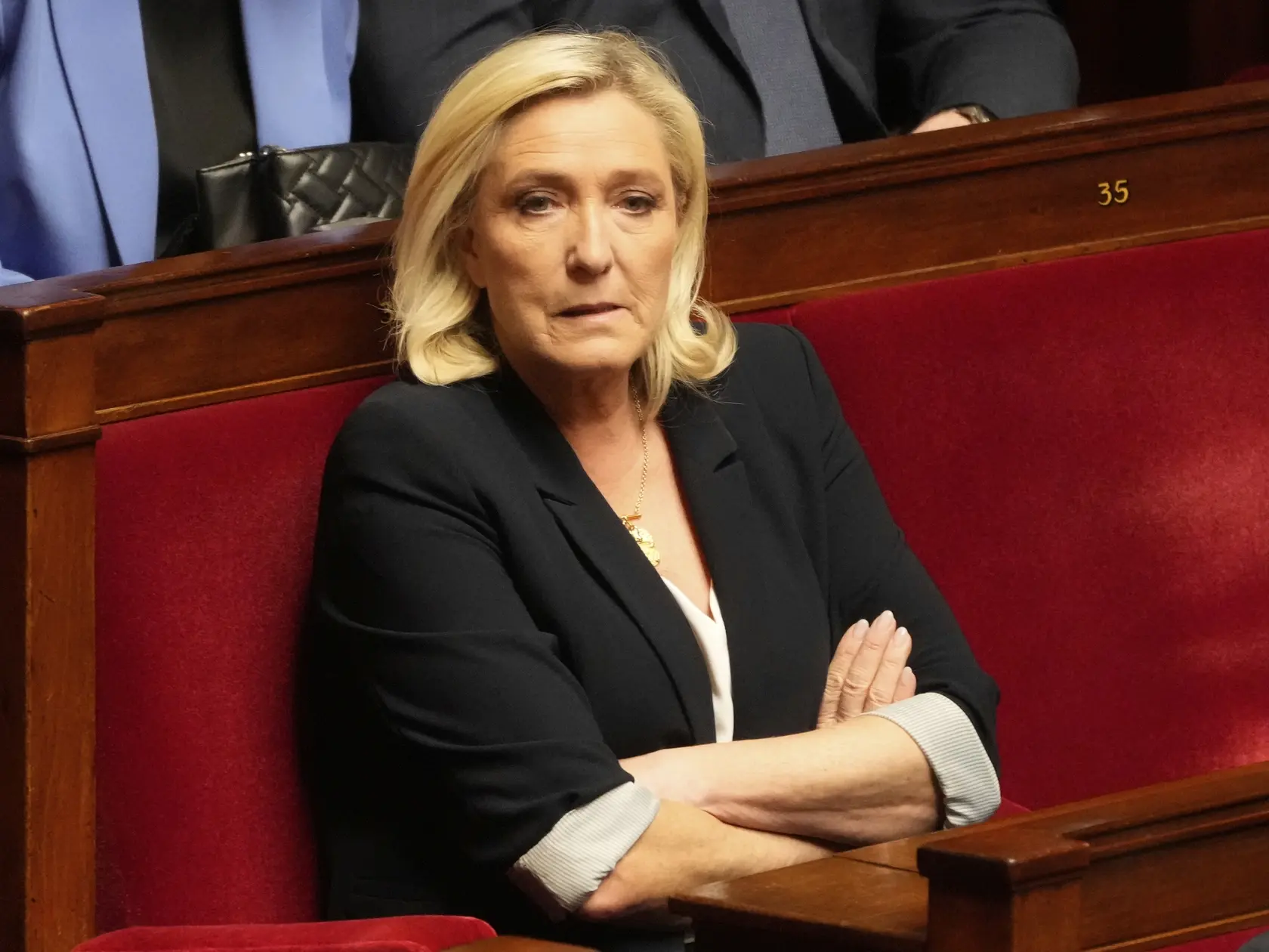 Líderka krajne pravicového Národného združenia (RN) Marine Le Penová reaguje počas zasadnutia Národného zhromaždenia v Paríži 1. apríla 2025. Súd v Paríži v pondelok uznal Le Penovú za vinnú zo sprenevery finančných prostriedkov Európskeho parlamentu (EP). S okamžitou platnosťou jej zakázal uchádzať sa o verejné funkcie. Tento zákaz potrvá päť rokov. Zároveň ju za spreneveru odsúdili na štyri roky odňatia slobody: počas dvoch rokov bude jej trest podmienečný, ďalšie dva roky má mať elektronický náramok. Rozhodnutie súdu Le Penovej znemožní kandidovať v prezidentských voľbách v roku 2027, ak sa pred ich konaním proti svojmu rozsudku úspešne neodvolá.