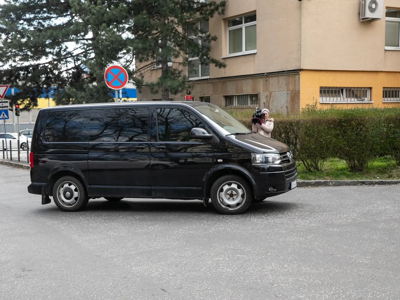 V prípade vraždy Daniela Tupého zadržala najskôr Národná kriminálna agentúra 8 osôb. Na snímke je prevoz zadržaných do Prezídia Policajného zboru.