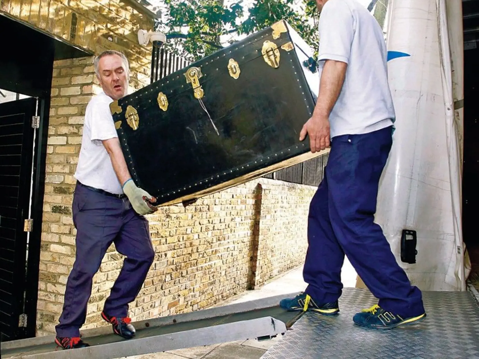 Okovaná drevená truhlica musela prežiť sťahovanie