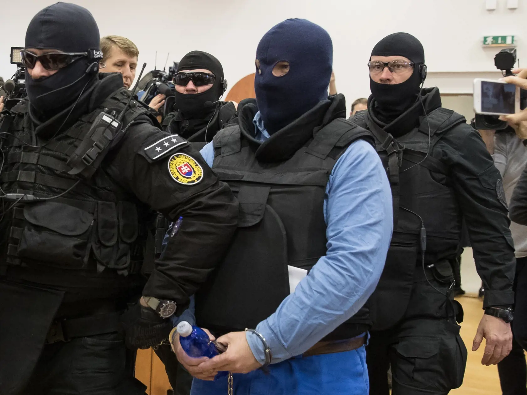 Druhé pojednávanie na Špecializovanom trestnom súde v Pezinku vo veci vraždy investigatívneho novinára Jána Kuciaka a jeho snúbenice Martiny Kušnírovej. Na snímke členovia ZVJS privádzajú na pojednávanie svedka Zoltána Andruskóa.