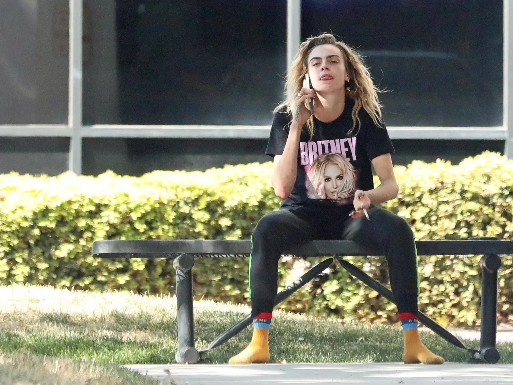 V súkromí sa Cara Delevingne nespráva ako dáma ani omylom.