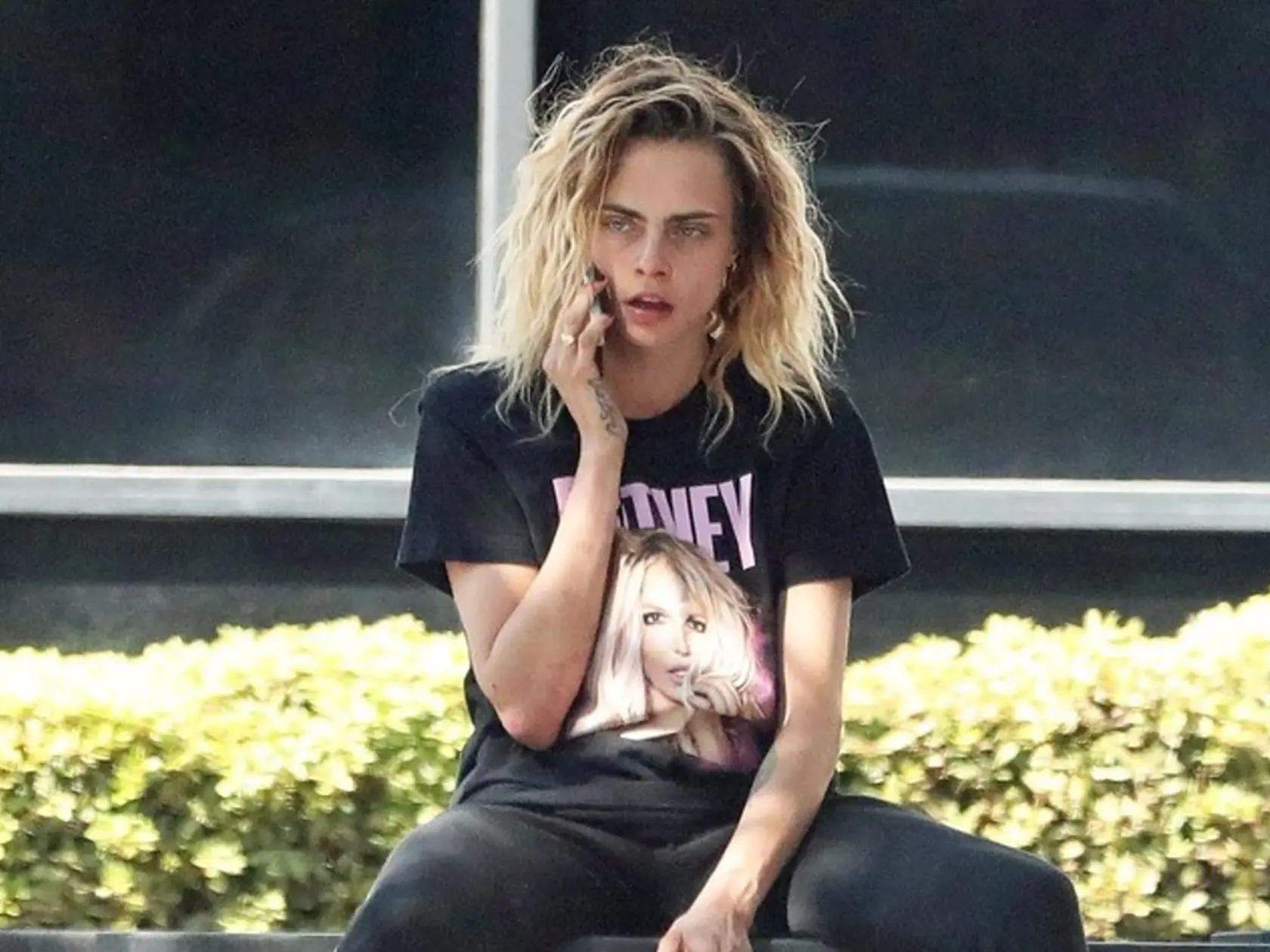 Cara Delevingne v zúboženom stave na letisku.
