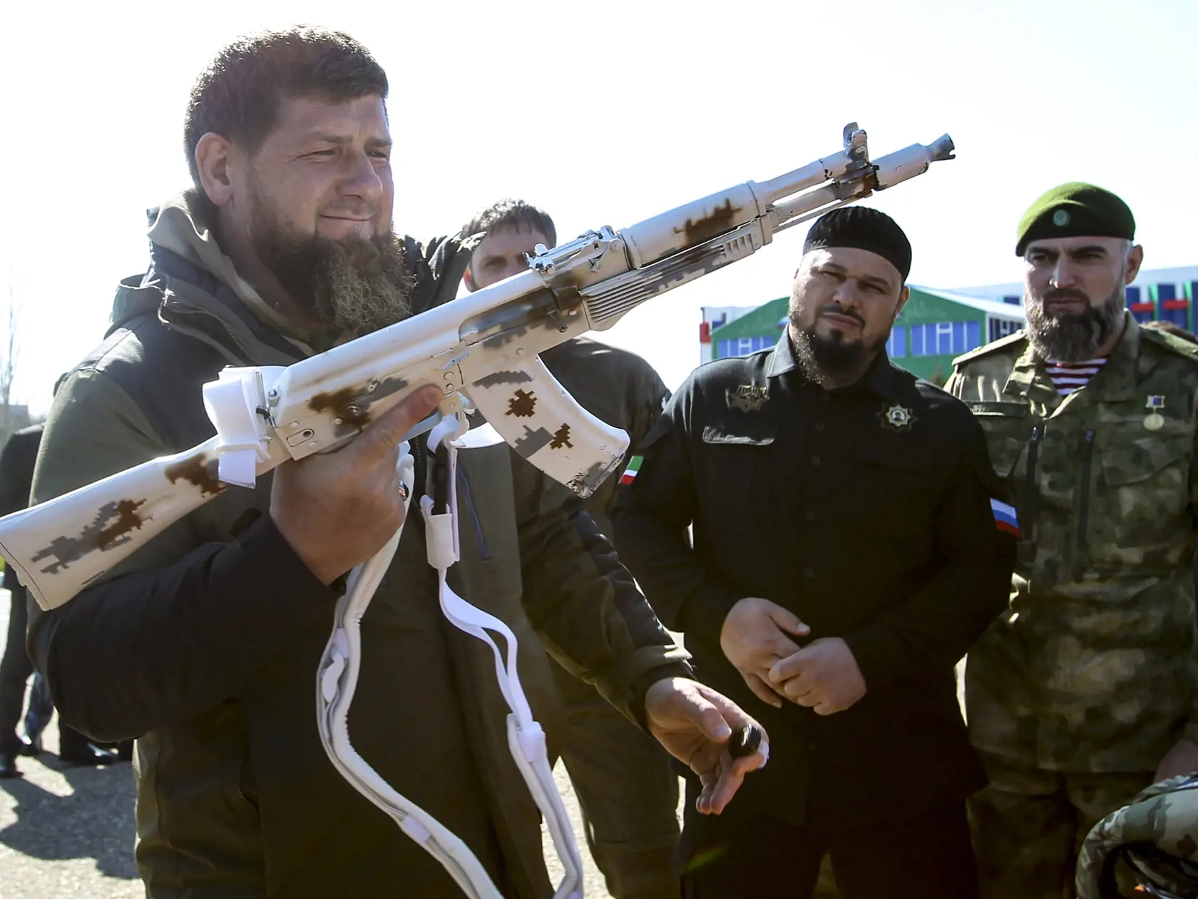 EBE 19 Groznyj - Na snímke čečenský regionálny vodca Ramzan Kadyrov s pomaľovaným samopalom AK-47 počas kontroly jednotiek pred odchodom na cvičenia v Arktíde na letisku v hlavnom meste Čečenska Groznom v utorok 9. marca 2021. FOTO TASR/AP
Chechnya's regional leader Ramzan Kadyrov holds a white painted Kalashnikov machine gun as he inspects troops before their deployment for an exercise in the Arctic at an airport outside Grozny, Russia, Tuesday, March 9, 2021. (AP Photo/Musa Sadulayev)