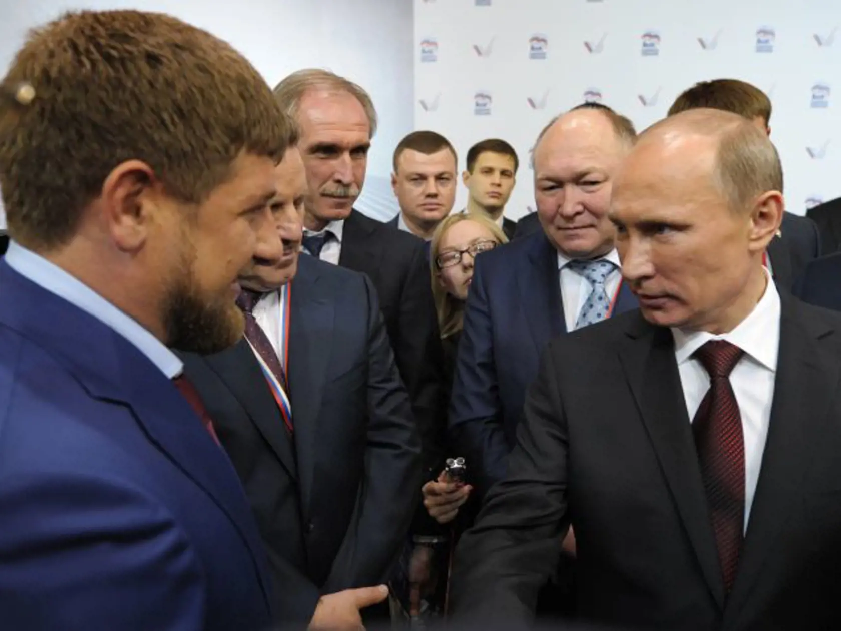 JB 13 Moskva - Ruský premiér Vladimir Putin (vpravo) si podáva ruku s èeèenským regionálnym lídrom Ramzanom Kadyrovom na kongrese strany Jednotné Rusko v Moskve 27. novembra 2011. Putin prijal prezidentskú nomináciu svojej vládnucej strany Jednotné Rusko do volieb hlavy štátu, ktoré sa budú kona 4. marca 2012. Má šancu sa tak vráti do najvyššej funkcie v štáte po štyroch rokoch vo funkcii premiéra. FOTO TASR/AP In this photo taken on Sunday, Nov. 27, 2011, Russian Prime Minister Vladimir Putin
