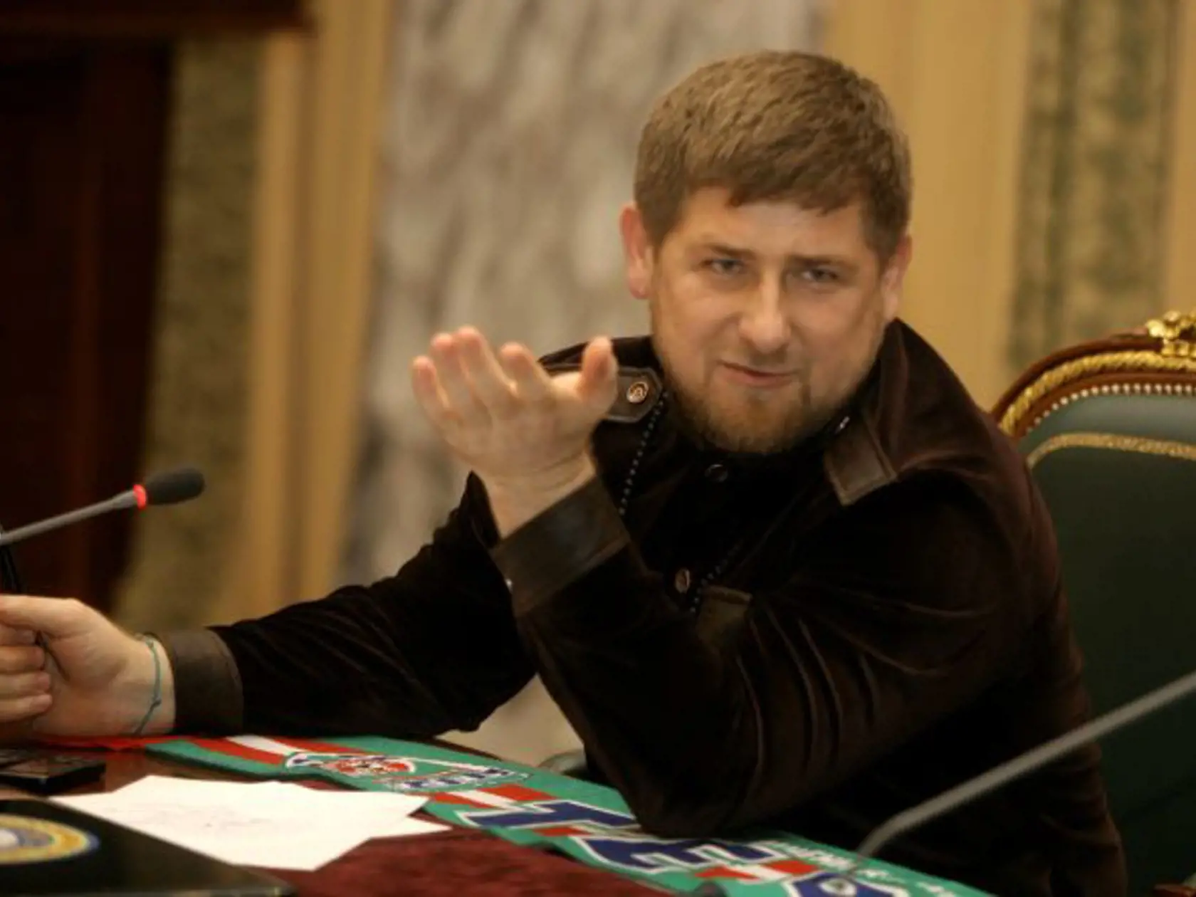 JH 5 Groznyj - Na snímke èeèenský líder  Ramzan Kadyrov na stretnutí s bývalým holandským futbalovým reprezentantom  Ruudom  Gullitom v èeèenskej metropole Groznyj 9. februára 2011.  Ruud Gullit odmieta kritiku jeho rozhodnutia trénova klub ruskej Premier League Terek Groznyj, ktorého prezident Ramzan Kadyrov je taktiež vodcom oblasti Èeèenska. Gullit pre holandský denník De Volkskrant uviedol, že súèasnú situáciu porovnáva s kritikou z roku 1978, keï sa Holandsko zúèastnilo na MS v Argentíne, 