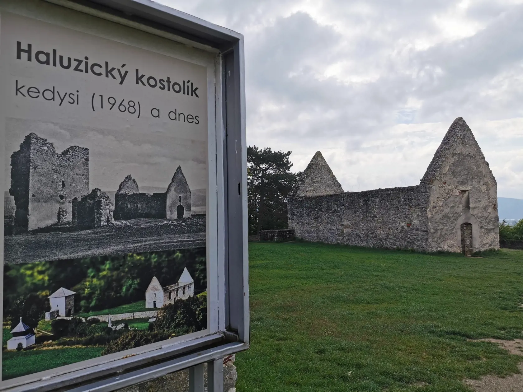 Do tiesňavy sa v minulosti zosunula aj časť opevnenia vzácneho kostolíka.
