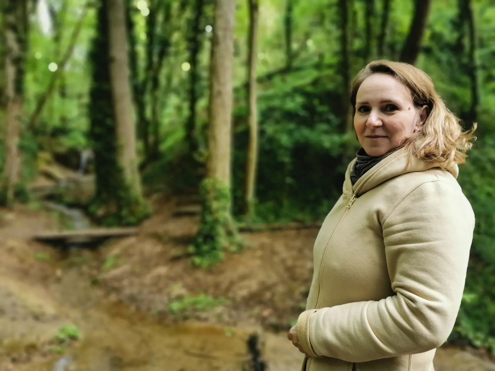 Starostka obce Haluzice Silvia Hadbábna potvrdila, že do obce chodia turisti denne. "Najďalej boli z Ameriky," povedala starostka.