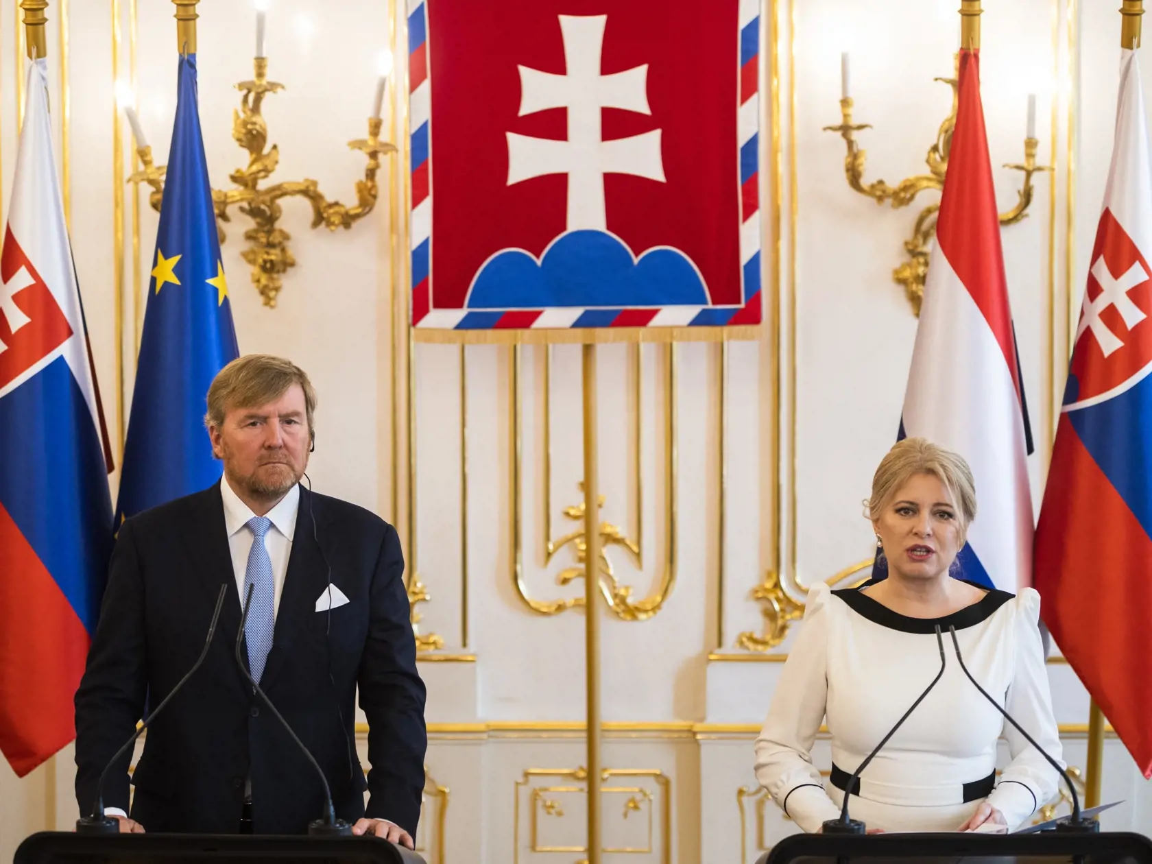 Prezidentka SR Zuzana Čaputová privítala na Slovensku holandského kráľa Viliama Alexandra s kráľovnou Maximou v utorok 7. marca 2023. Ich oficiálna návšteva Slovenska potrvá do štvrtka 9. marca. Okrem Bratislavy navštívi kráľovský pár aj Poprad, Liptovský Mikuláš a Tatranský národný park. Je to po takmer 13 rokoch prvá kráľovská návšteva na Slovensku. Na snímke zľava holandský kráľ Viliam Alexander a prezidentka SR Zuzana Čaputová počas spoločnej tlačovej konferencie v Prezidentskom paláci v Bra