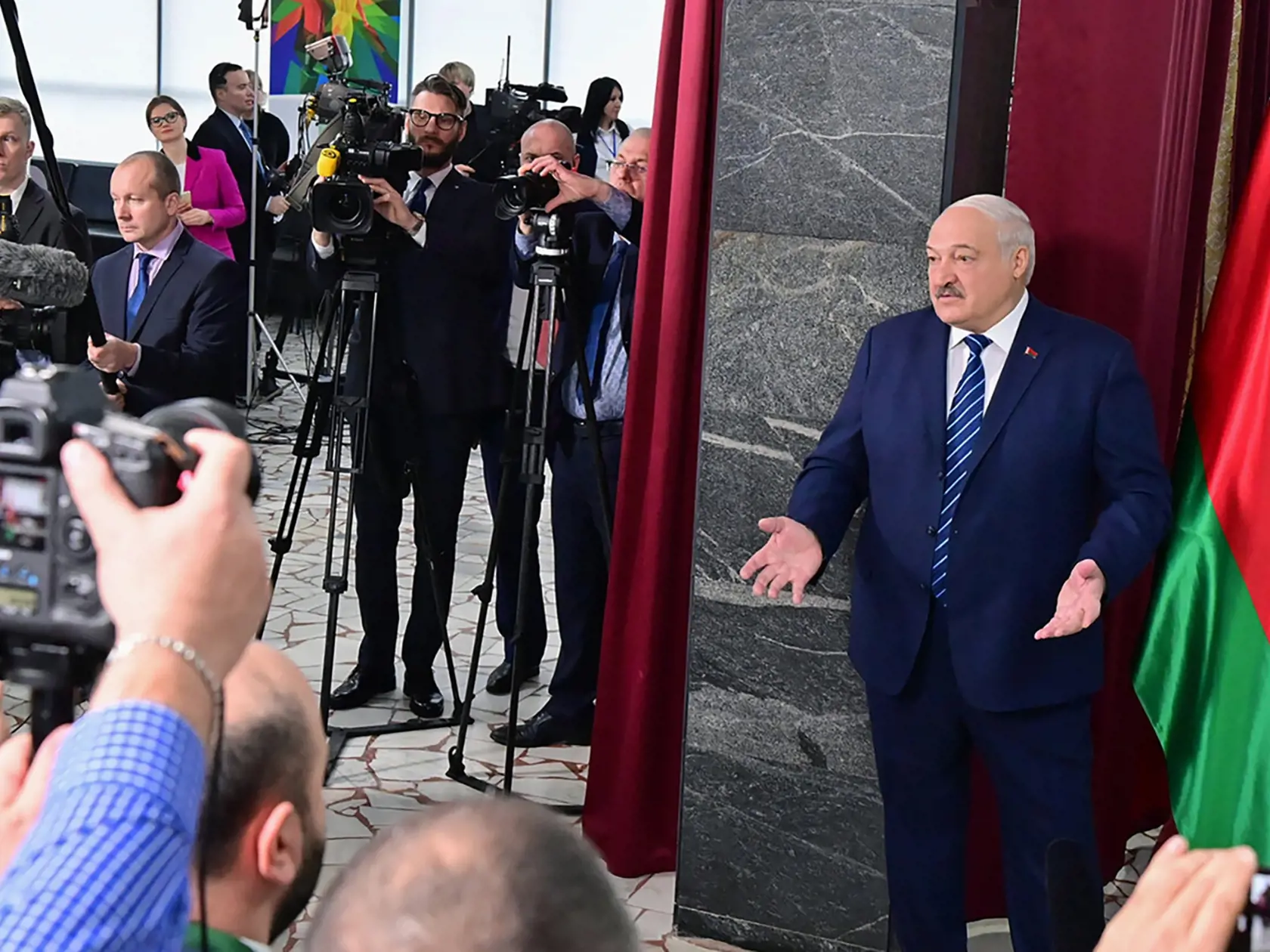 Bieloruský prezident Alexander Lukašenko (vpravo) hovorí s novinármi po jeho hlasovaní v celoštátnych voľbách vo volebnej miestnosti v Minsku 25. februára 2024. Prvýkrát od riadnych prezidentských volieb v lete 2020 a následných masových protestoch sa v nedeľu v Bielorusku konajú celoštátne voľby. TASR informuje podľa agentúr DPA a AP. Voliči volia okrem 110 poslancov parlamentu aj asi 12-tisíc poslancov miestnych zastupiteľstiev.