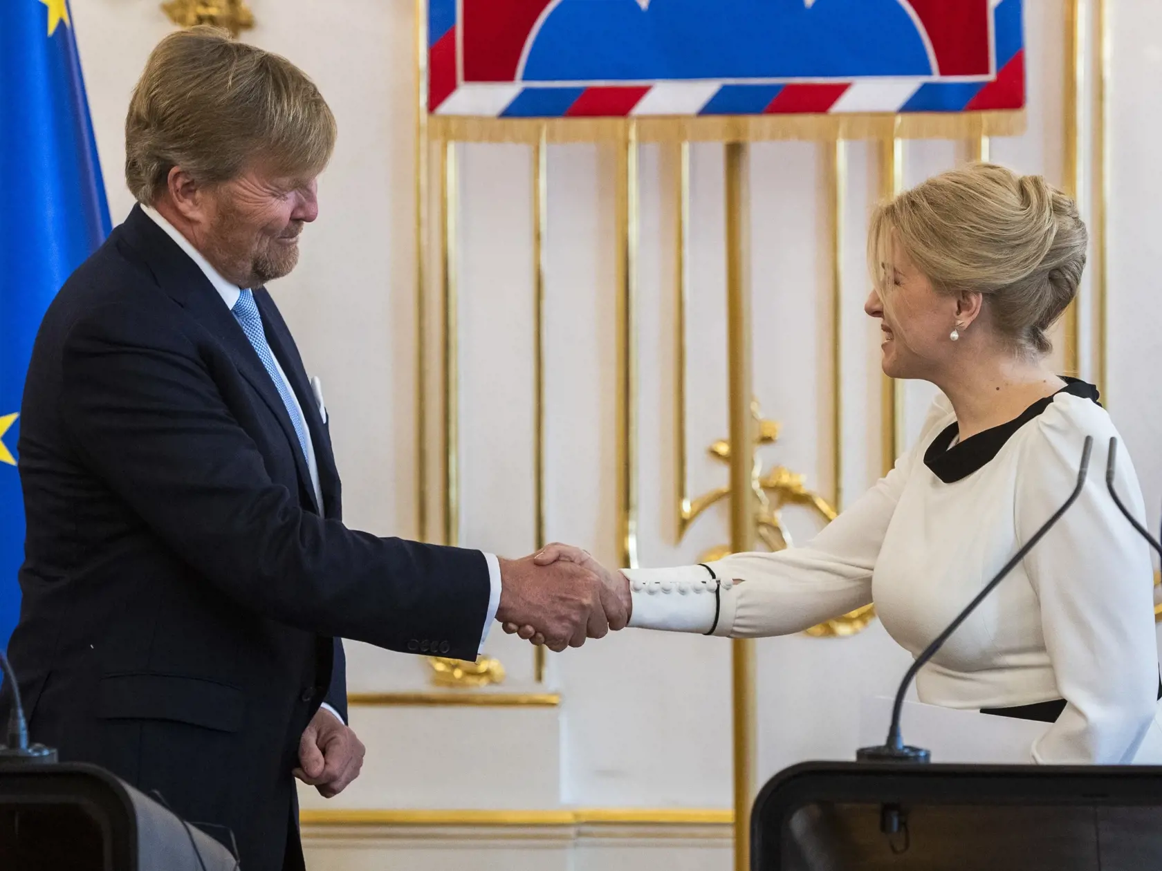 Prezidentka SR Zuzana Čaputová privítala na Slovensku holandského kráľa Viliama Alexandra s kráľovnou Maximou v utorok 7. marca 2023. Ich oficiálna návšteva Slovenska potrvá do štvrtka 9. marca. Okrem Bratislavy navštívi kráľovský pár aj Poprad, Liptovský Mikuláš a Tatranský národný park. Je to po takmer 13 rokoch prvá kráľovská návšteva na Slovensku. Na snímke zľava holandský kráľ Viliam Alexander a prezidentka SR Zuzana Čaputová si podávajú ruky počas spoločnej tlačovej konferencie v Prezident