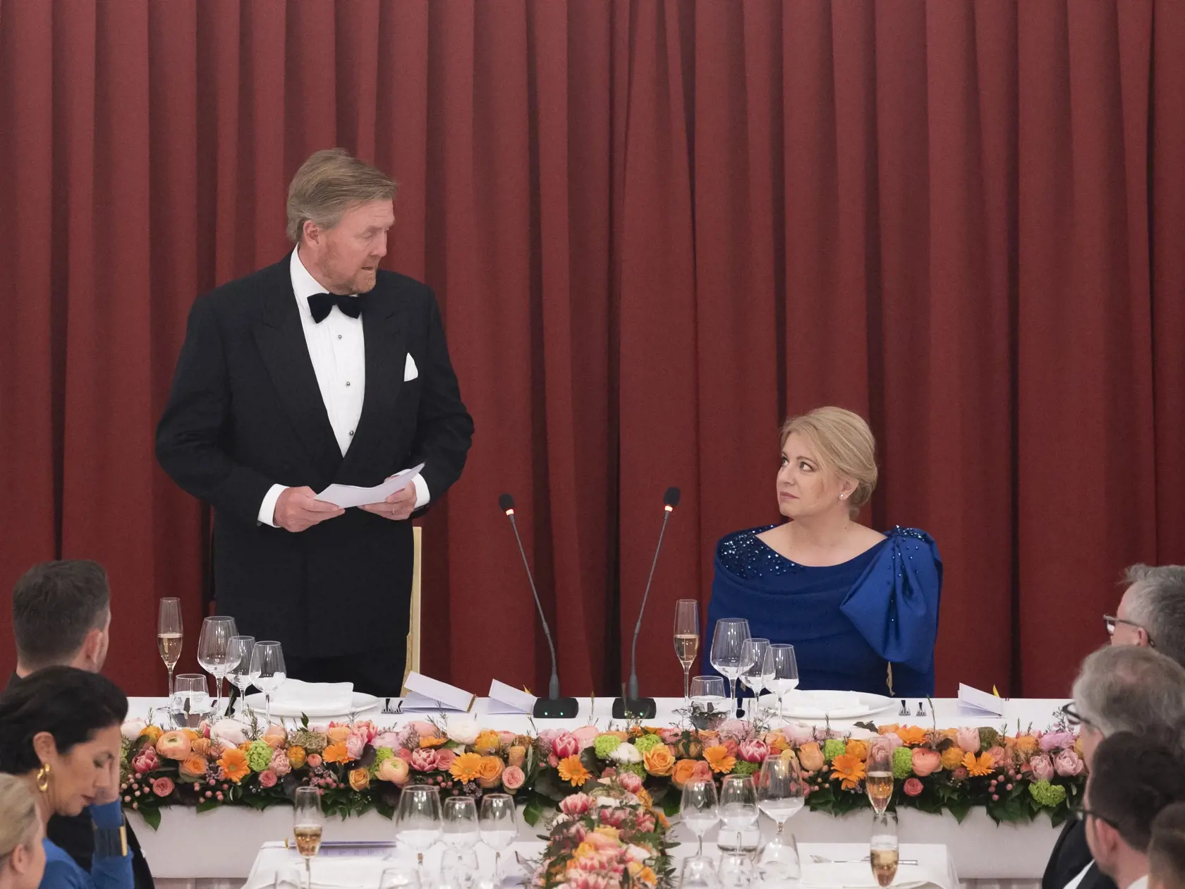 Prezidentka SR Zuzana Čaputová privítala na Slovensku holandského kráľa Viliama Alexandra s kráľovnou Maximou v utorok 7. marca 2023. Ich oficiálna návšteva Slovenska potrvá do štvrtka 9. marca. Okrem Bratislavy navštívi kráľovský pár aj Poprad, Liptovský Mikuláš a Tatranský národný park. Na snímke holandský kráľ Viliam Alexander a prezidentka SR Zuzana Čaputová počas štátnej večere podávanej prezidentkou SR pri príležitosti návštevy holandského kráľovského páru 7. marca 2023 v Bratislave. FOTO 