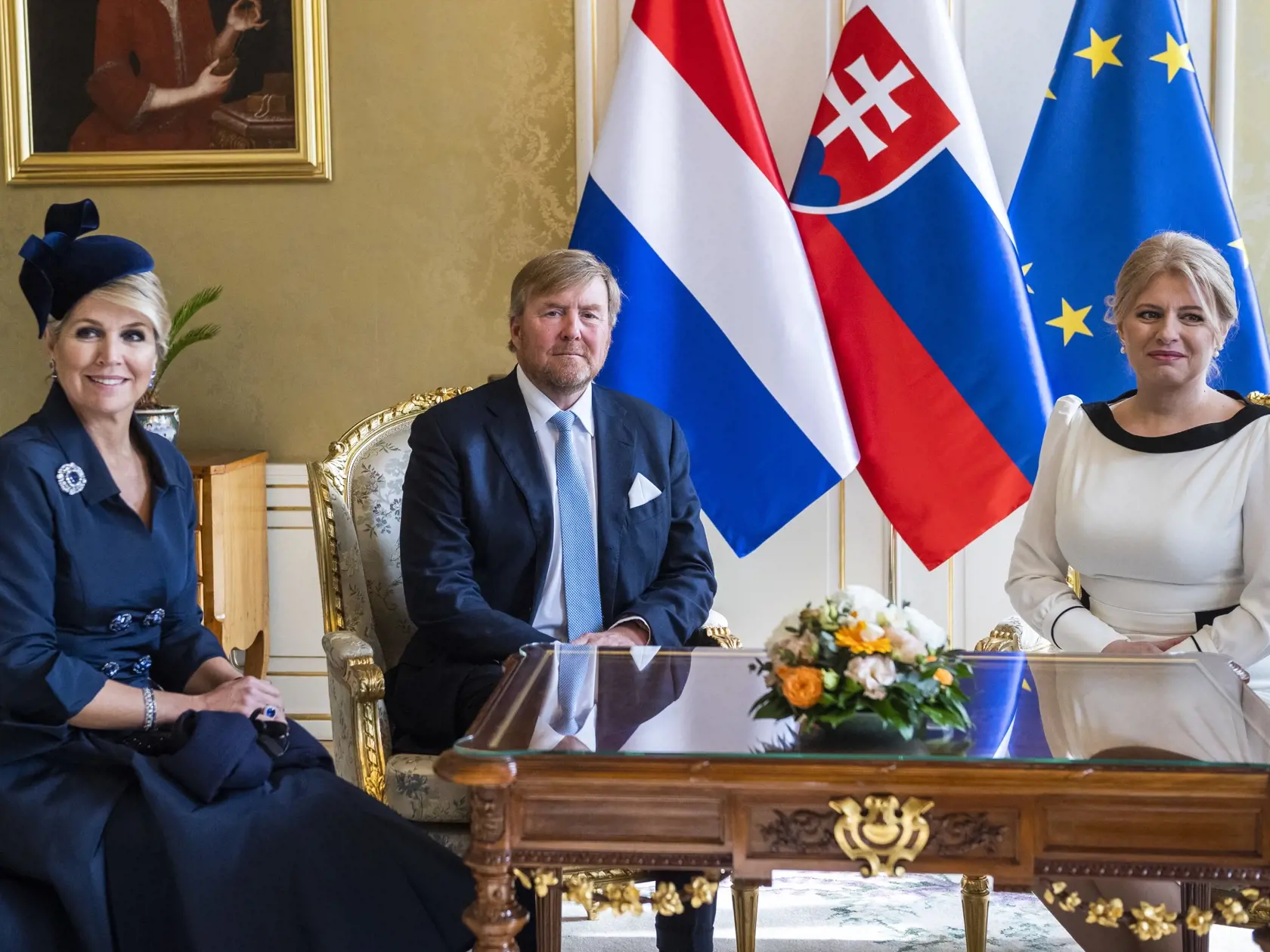 Prezidentka SR Zuzana Čaputová privítala na Slovensku holandského kráľa Viliama Alexandra s kráľovnou Maximou v utorok 7. marca 2023. Ich oficiálna návšteva Slovenska potrvá do štvrtka 9. marca. Okrem Bratislavy navštívi kráľovský pár aj Poprad, Liptovský Mikuláš a Tatranský národný park. Je to po takmer 13 rokoch prvá kráľovská návšteva na Slovensku. Na snímke zľava holandská kráľovná Maxima, holandský kráľ Viliam Alexander a prezidentka SR Zuzana Čaputová pózujú v Prezidentskom paláci v Bratis