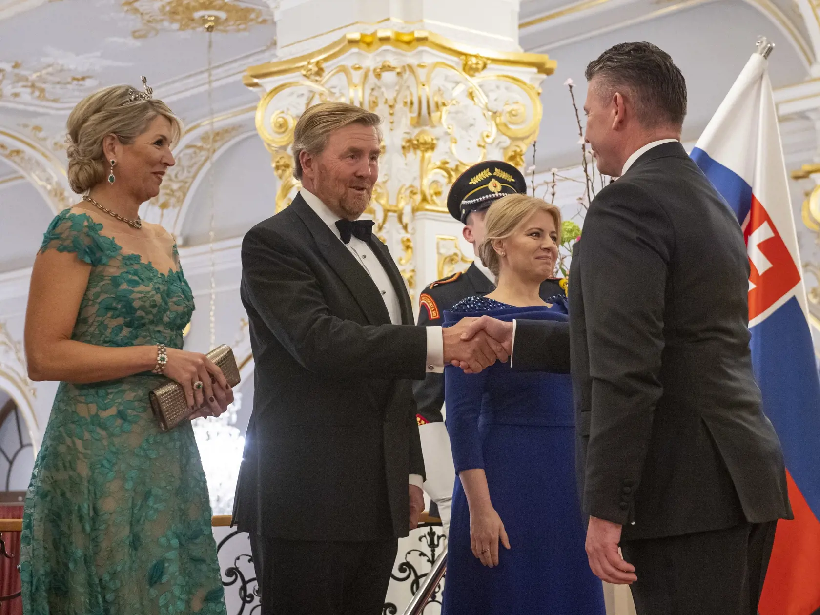 Prezidentka SR Zuzana Čaputová privítala na Slovensku holandského kráľa Viliama Alexandra s kráľovnou Maximou v utorok 7. marca 2023. Ich oficiálna návšteva Slovenska potrvá do štvrtka 9. marca. Okrem Bratislavy navštívi kráľovský pár aj Poprad, Liptovský Mikuláš a Tatranský národný park. Na snímke zľava holandská kráľovná Maxima, holandský kráľ Viliam Alexander, prezidentka SR Zuzana Čaputová a dočasne poverený minister vnútra Roman Mikulec sa vítajú počas štátnej večere pri príležitosti návšte