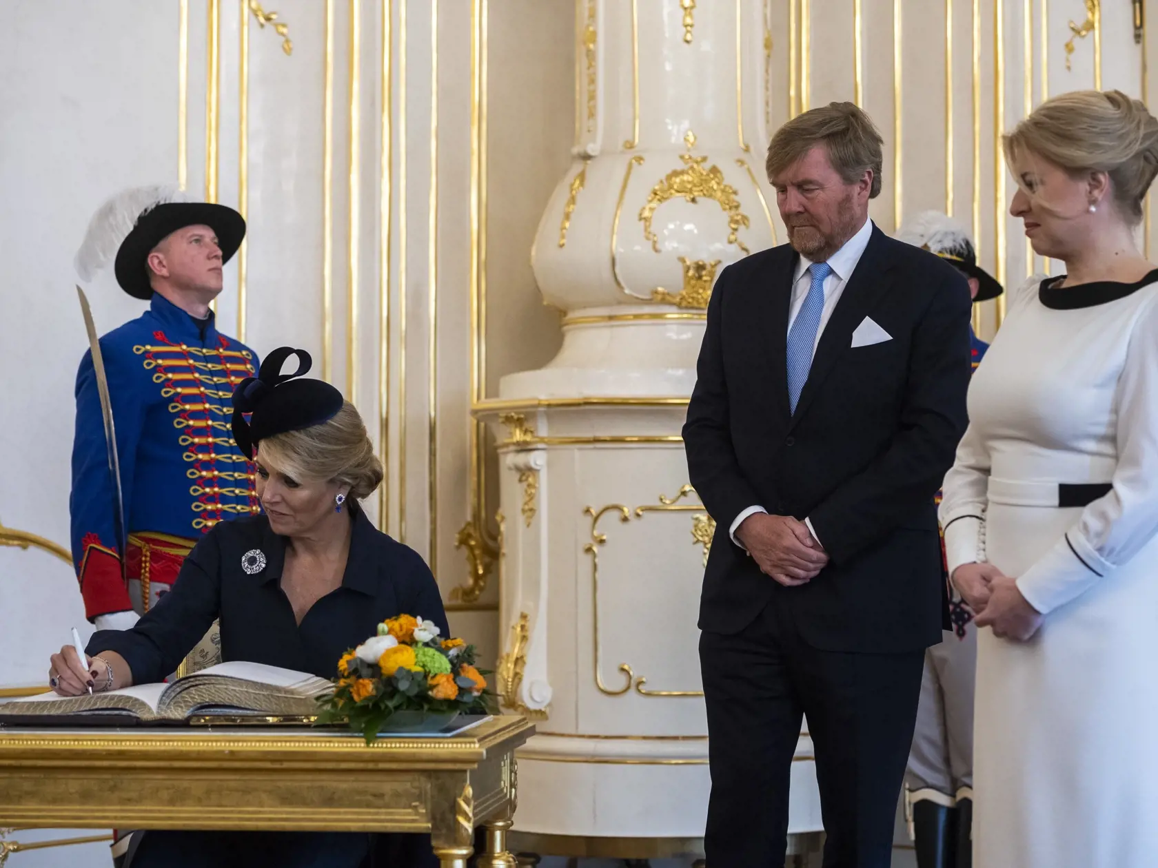 Prezidentka SR Zuzana Čaputová privítala na Slovensku holandského kráľa Viliama Alexandra s kráľovnou Maximou v utorok 7. marca 2023. Ich oficiálna návšteva Slovenska potrvá do štvrtka 9. marca. Okrem Bratislavy navštívi kráľovský pár aj Poprad, Liptovský Mikuláš a Tatranský národný park. Je to po takmer 13 rokoch prvá kráľovská návšteva na Slovensku. Na snímke holandská kráľovná Maxima (druhá vľavo) sa zapisuje do knihy návštev, prizerajú sa holandský kráľ Viliam Alexander (uprostred) a prezide
