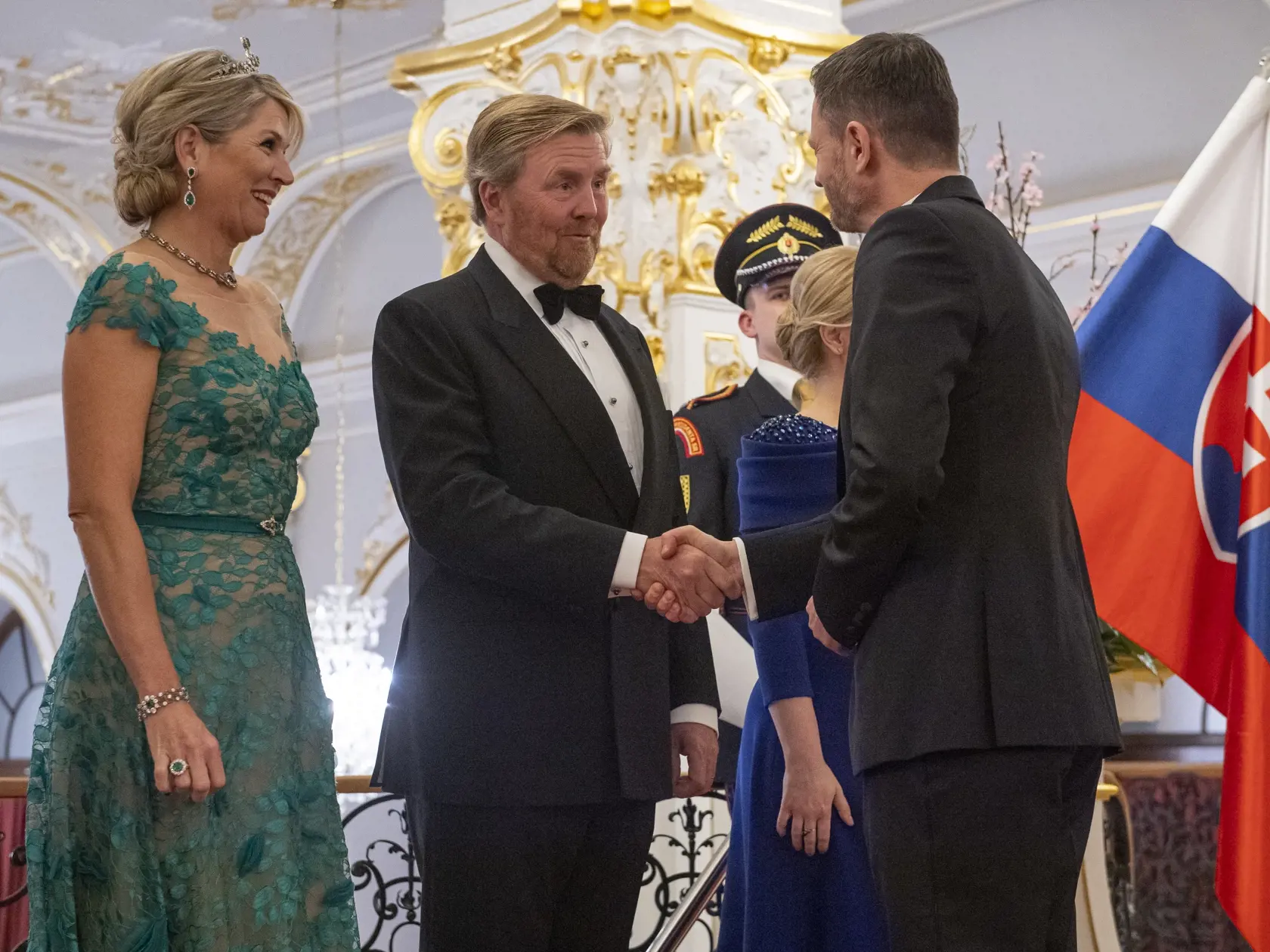Prezidentka SR Zuzana Čaputová privítala na Slovensku holandského kráľa Viliama Alexandra s kráľovnou Maximou v utorok 7. marca 2023. Ich oficiálna návšteva Slovenska potrvá do štvrtka 9. marca. Okrem Bratislavy navštívi kráľovský pár aj Poprad, Liptovský Mikuláš a Tatranský národný park. Na snímke zľava holandská kráľovná Maxima, holandský kráľ Viliam Alexander, dočasne poverený premiér Eduard Heger sa vítajú počas štátnej večere pri príležitosti návštevy holandského kráľovského páru 7. marca 2