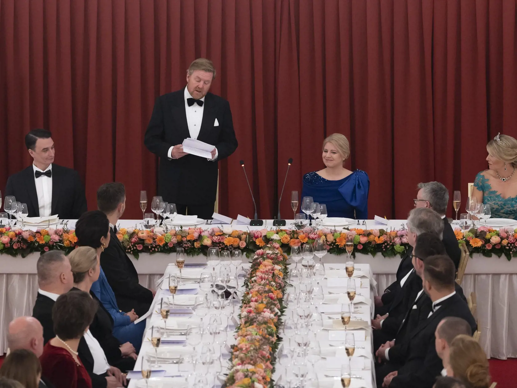 Prezidentka SR Zuzana Čaputová privítala na Slovensku holandského kráľa Viliama Alexandra s kráľovnou Maximou v utorok 7. marca 2023. Ich oficiálna návšteva Slovenska potrvá do štvrtka 9. marca. Okrem Bratislavy navštívi kráľovský pár aj Poprad, Liptovský Mikuláš a Tatranský národný park. Na snímke zľava partner prezidentky SR Zuzany Čaputovej Juraj Rizman, holandský kráľ Viliam Alexander, prezidentka SR Zuzana Čaputová a holandská kráľovná Maxima počas  štátnej večere podávanej prezidentkou SR 