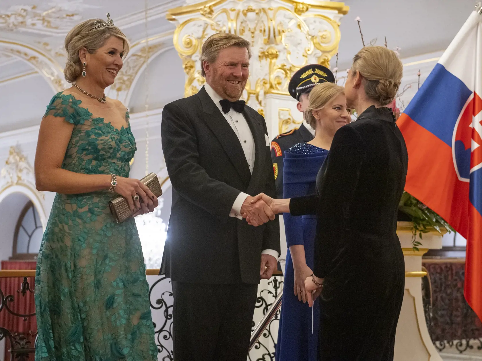 Prezidentka SR Zuzana Čaputová privítala na Slovensku holandského kráľa Viliama Alexandra s kráľovnou Maximou v utorok 7. marca 2023. Ich oficiálna návšteva Slovenska potrvá do štvrtka 9. marca. Okrem Bratislavy navštívi kráľovský pár aj Poprad, Liptovský Mikuláš a Tatranský národný park. Na snímke zľava holandská kráľovná Maxima, holandský kráľ Viliam Alexander, prezidentka SR Zuzana Čaputová a dočasne poverená ministerka kultúry Natália Milanová sa vítajú počas štátnej večere pri príležitosti 