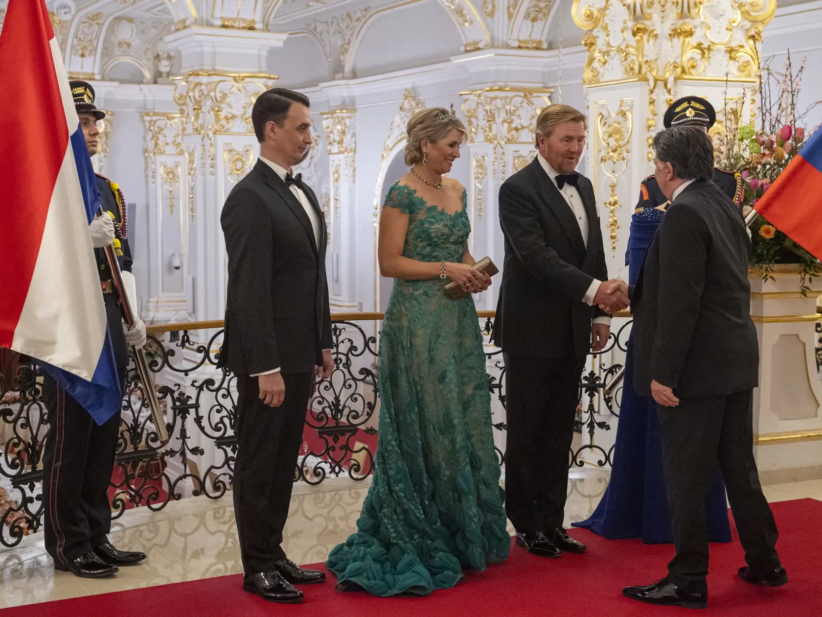 Prezidentka SR Zuzana Čaputová privítala na Slovensku holandského kráľa Viliama Alexandra s kráľovnou Maximou v utorok 7. marca 2023. Ich oficiálna návšteva Slovenska potrvá do štvrtka 9. marca. Okrem Bratislavy navštívi kráľovský pár aj Poprad, Liptovský Mikuláš a Tatranský národný park. Na snímke zľava partner prezidentky SR Zuzany Čaputovej Juraj Rizman, holandská kráľovná Maxima, holandský kráľ Viliam Alexander a dočasne poverený minister životného prostredia Ján Budaj sa vítajú počas štátne