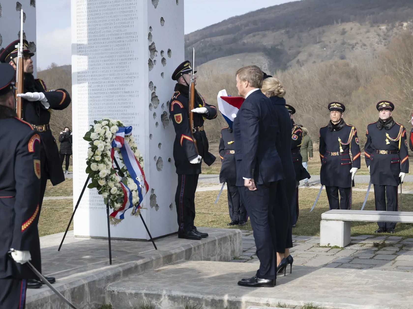 Prezidentka SR Zuzana Čaputová privítala na Slovensku holandského kráľa Viliama Alexandra s kráľovnou Maximou v utorok 7. marca 2023. Ich oficiálna návšteva Slovenska potrvá do štvrtka 9. marca. Okrem Bratislavy navštívi kráľovský pár aj Poprad, Liptovský Mikuláš a Tatranský národný park. Je to po takmer 13 rokoch prvá kráľovská návšteva na Slovensku. Na snímke holandský kráľ Viliam Alexander a holandská kráľovná Maxima počas pietneho aktu pri pamätníku Brána slobody na Devíne 7. marca 2023. FOT