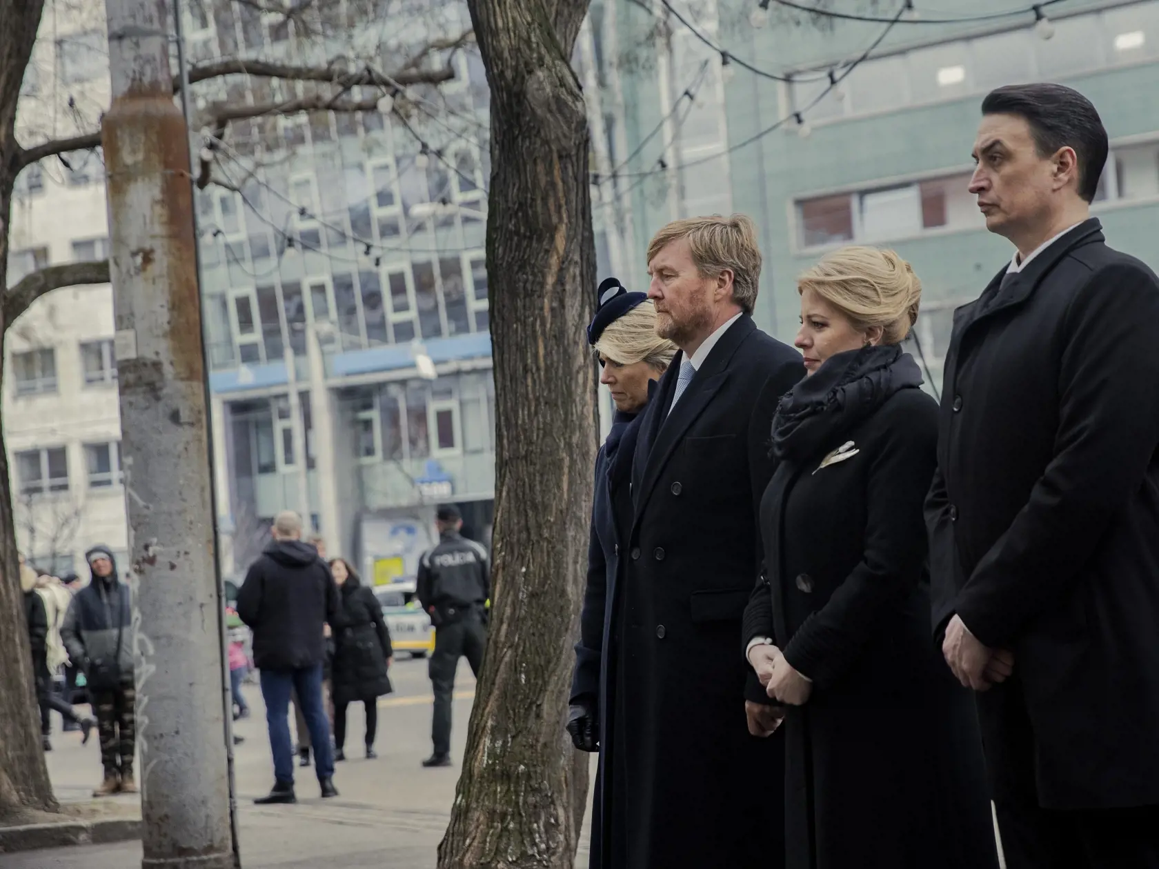 Holandský kráľovský pár, Jeho Veličenstvo kráľ Viliam-Alexander a Jej Veličenstvo kráľovná Maxima si spoločne s prezidentkou Zuzanou Čaputovou a jej partnerom Jurajom Rizmanom uctili pamiatku Jána Kuciaka a Martiny Kušnírovej pri pamätníku na Námestí SNP.