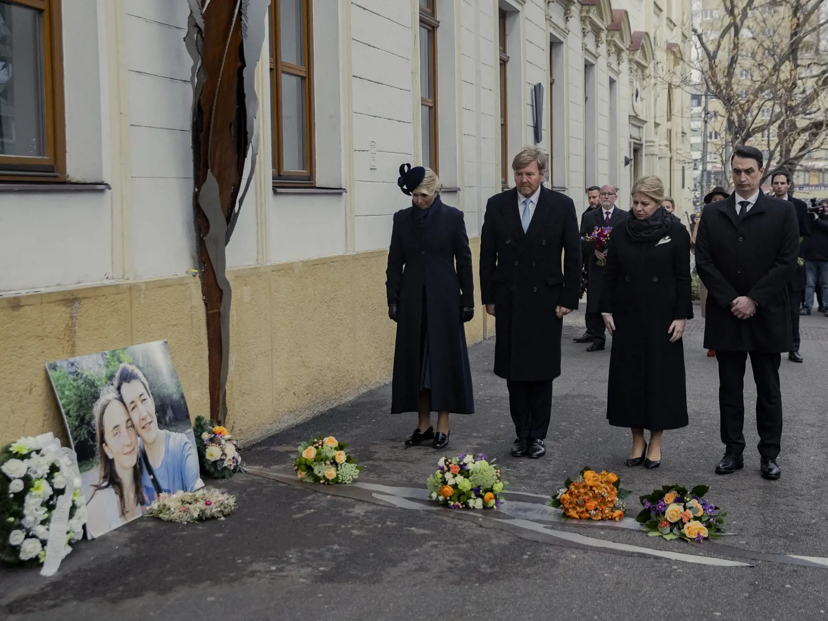 Holandský kráľovský pár, Jeho Veličenstvo kráľ Viliam-Alexander a Jej Veličenstvo kráľovná Maxima si spoločne s prezidentkou Zuzanou Čaputovou a jej partnerom Jurajom Rizmanom uctili pamiatku Jána Kuciaka a Martiny Kušnírovej pri pamätníku na Námestí SNP.