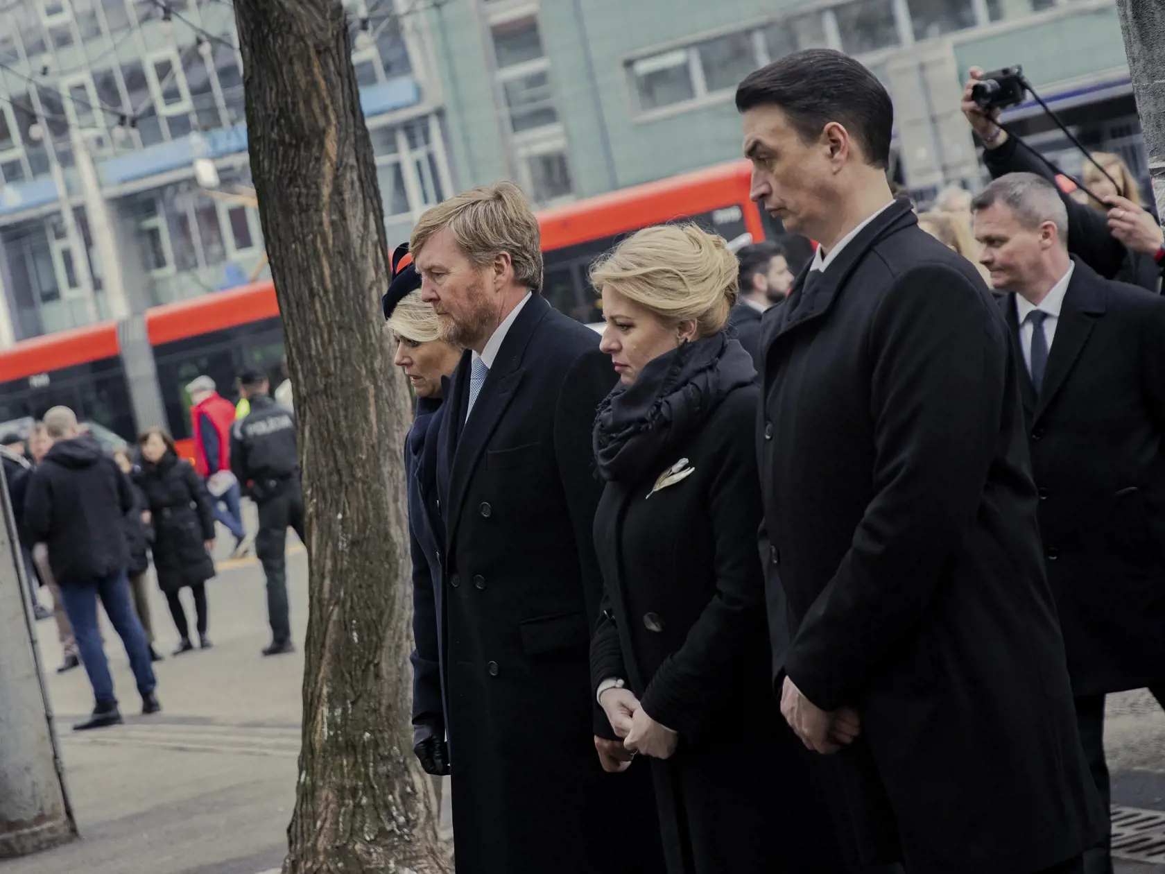 Holandský kráľovský pár, Jeho Veličenstvo kráľ Viliam-Alexander a Jej Veličenstvo kráľovná Maxima si spoločne s prezidentkou Zuzanou Čaputovou a jej partnerom Jurajom Rizmanom uctili pamiatku Jána Kuciaka a Martiny Kušnírovej pri pamätníku na Námestí SNP.