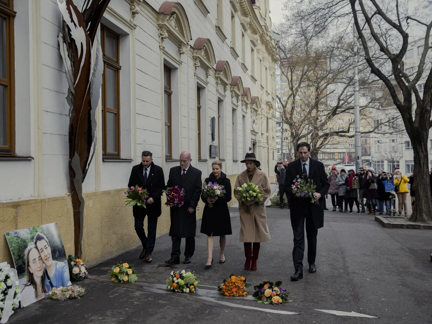 Holandský kráľovský pár, Jeho Veličenstvo kráľ Viliam-Alexander a Jej Veličenstvo kráľovná Maxima si spoločne s prezidentkou Zuzanou Čaputovou a jej partnerom Jurajom Rizmanom uctili pamiatku Jána Kuciaka a Martiny Kušnírovej pri pamätníku na Námestí SNP.
