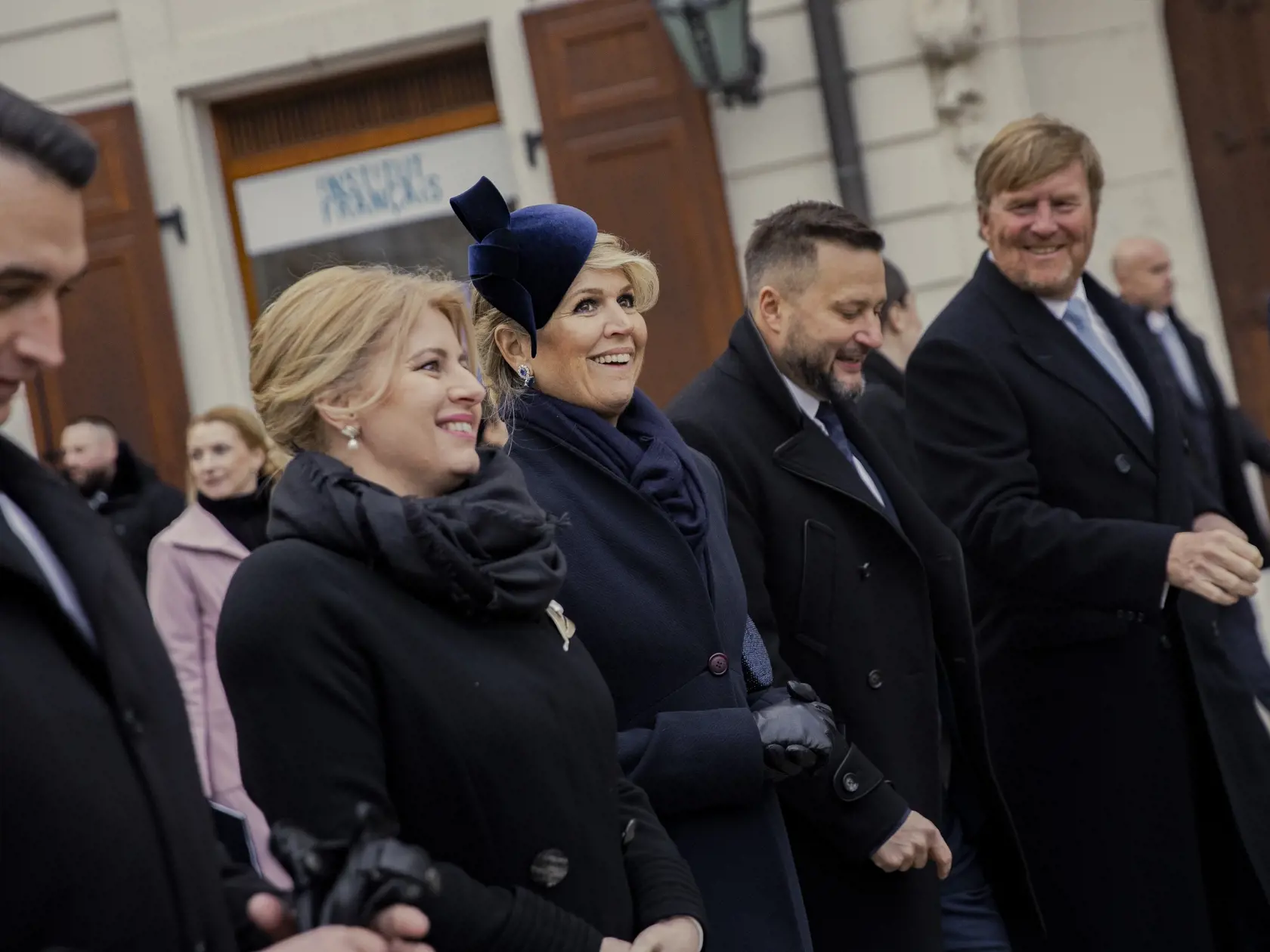 Holandský kráľovský pár, Jeho Veličenstvo kráľ Viliam-Alexander a Jej Veličenstvo kráľovná Maxima absolvovali spoločne s prezidentkou Zuzanou Čaputovou a jej partnerom Jurajom Rizmanom prechádzku historickým centrom Bratislavy v sprievode primátora mesta Matúša Valla.