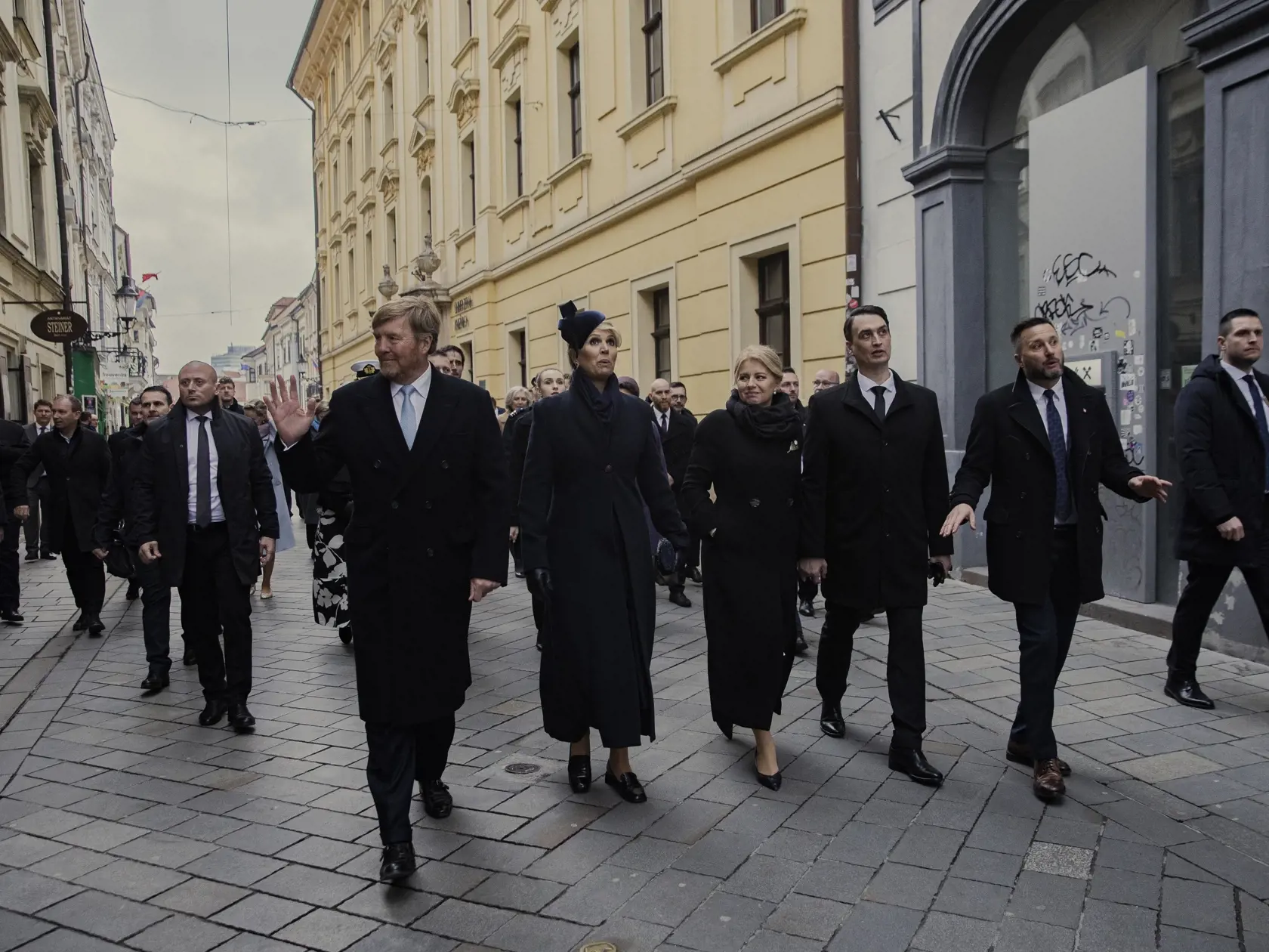 Holandský kráľovský pár, Jeho Veličenstvo kráľ Viliam-Alexander a Jej Veličenstvo kráľovná Maxima absolvovali spoločne s prezidentkou Zuzanou Čaputovou a jej partnerom Jurajom Rizmanom prechádzku historickým centrom Bratislavy v sprievode primátora mesta Matúša Valla.
