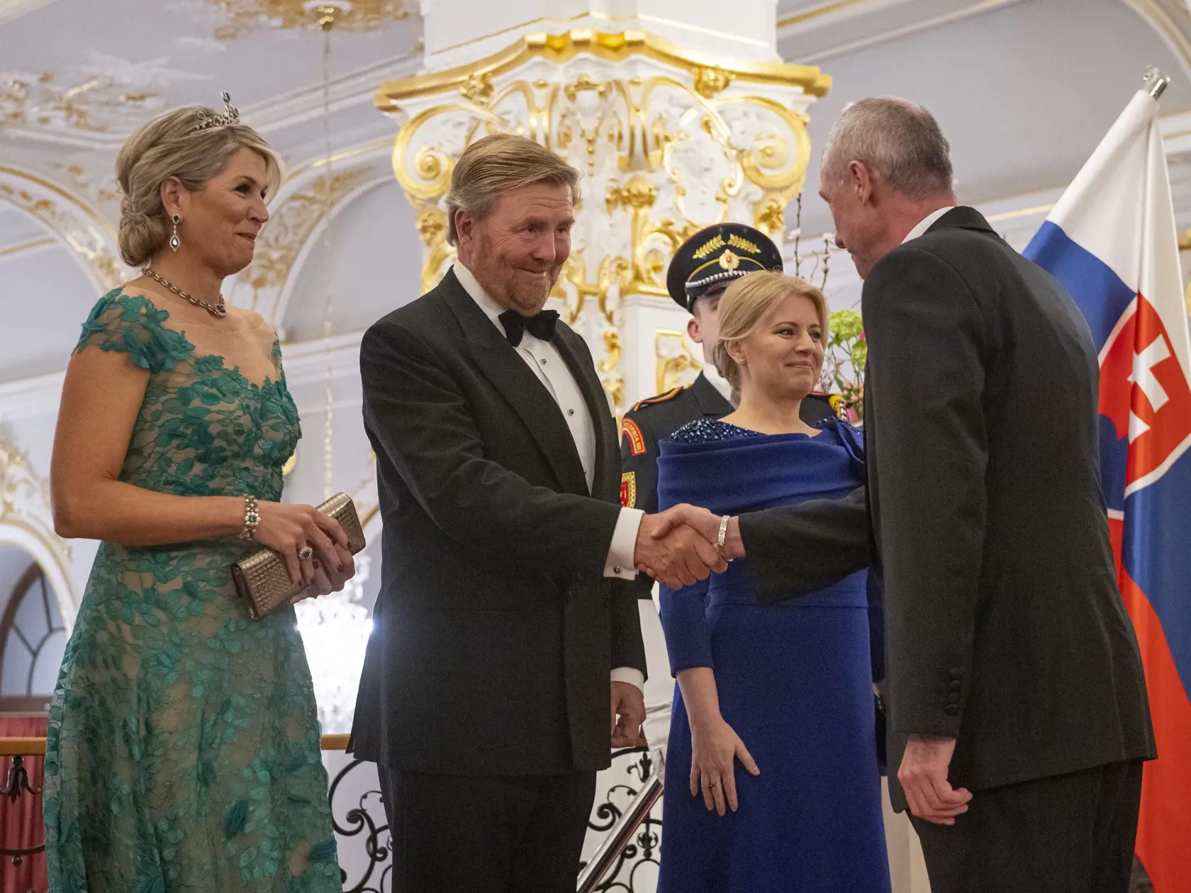 Prezidentka SR Zuzana Čaputová privítala na Slovensku holandského kráľa Viliama Alexandra s kráľovnou Maximou v utorok 7. marca 2023. Ich oficiálna návšteva Slovenska potrvá do štvrtka 9. marca. Okrem Bratislavy navštívi kráľovský pár aj Poprad, Liptovský Mikuláš a Tatranský národný park. Na snímke zľava holandská kráľovná Maxima, holandský kráľ Viliam Alexander, prezidentka SR Zuzana Čaputová a dočasne poverený minister hospodárstva Karel Hirman sa vítajú počas štátnej večere pri príležitosti n