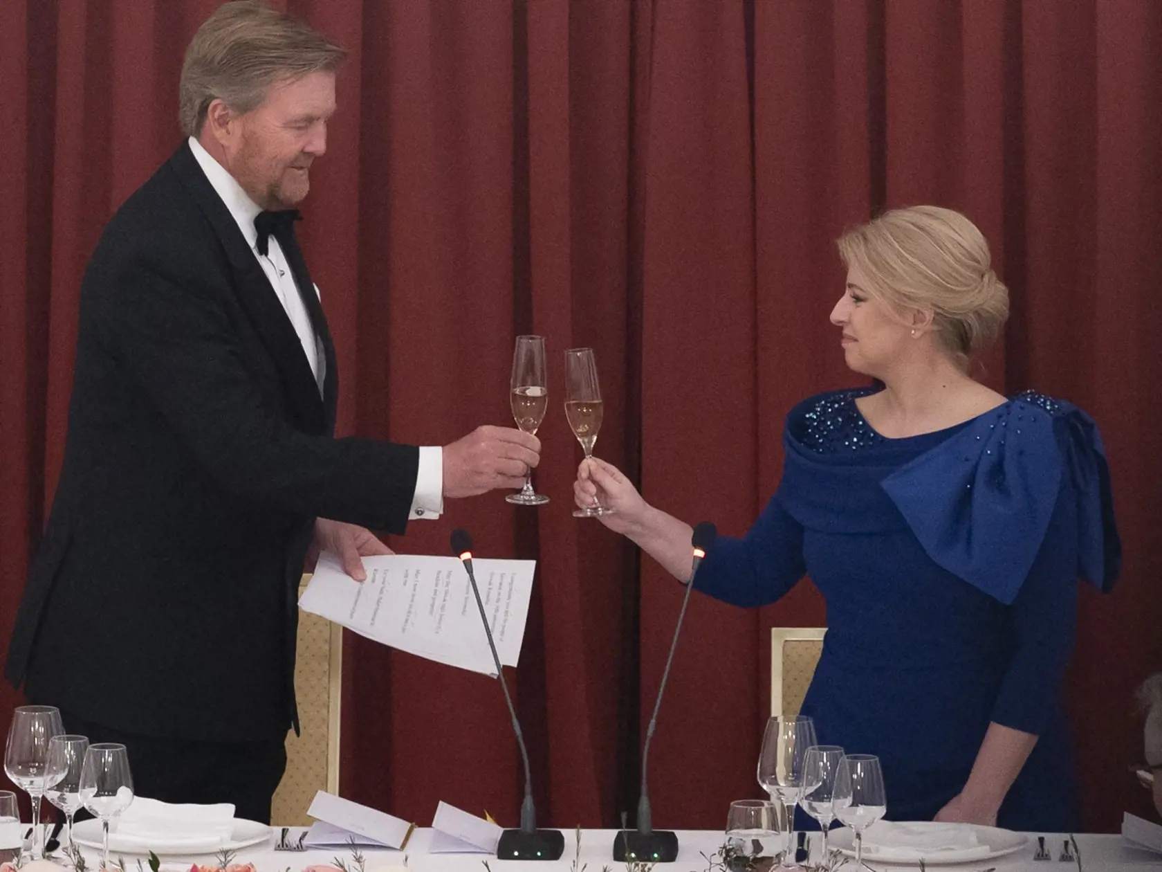 Prezidentka SR Zuzana Čaputová privítala na Slovensku holandského kráľa Viliama Alexandra s kráľovnou Maximou v utorok 7. marca 2023. Ich oficiálna návšteva Slovenska potrvá do štvrtka 9. marca. Okrem Bratislavy navštívi kráľovský pár aj Poprad, Liptovský Mikuláš a Tatranský národný park. Na snímke holandský kráľ Viliam Alexander a prezidentka SR Zuzana Čaputová počas štátnej večere podávanej prezidentkou SR pri príležitosti návštevy holandského kráľovského páru 7. marca 2023 v Bratislave. FOTO 